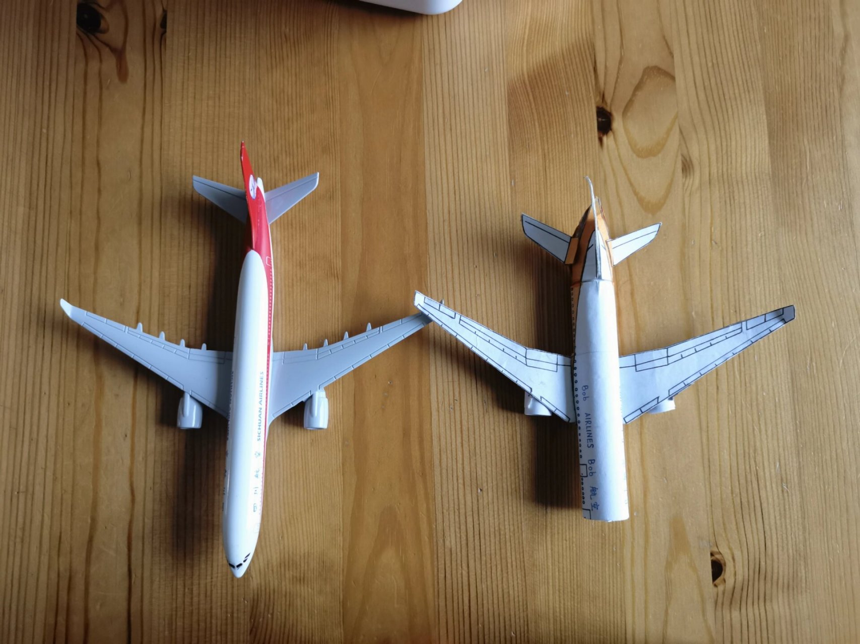 自造手工纸飞机!92 红色的那个是模型,橙色的是用纸做的纸飞机.