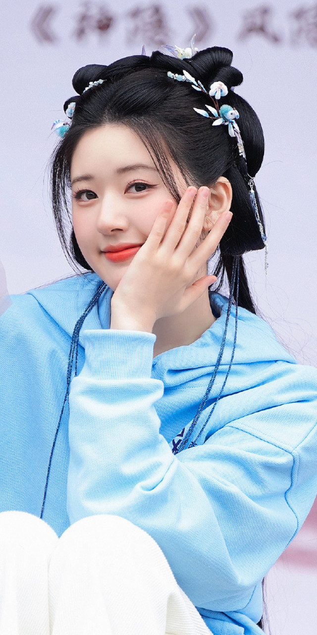 赵露思神隐蓝衣路透组图