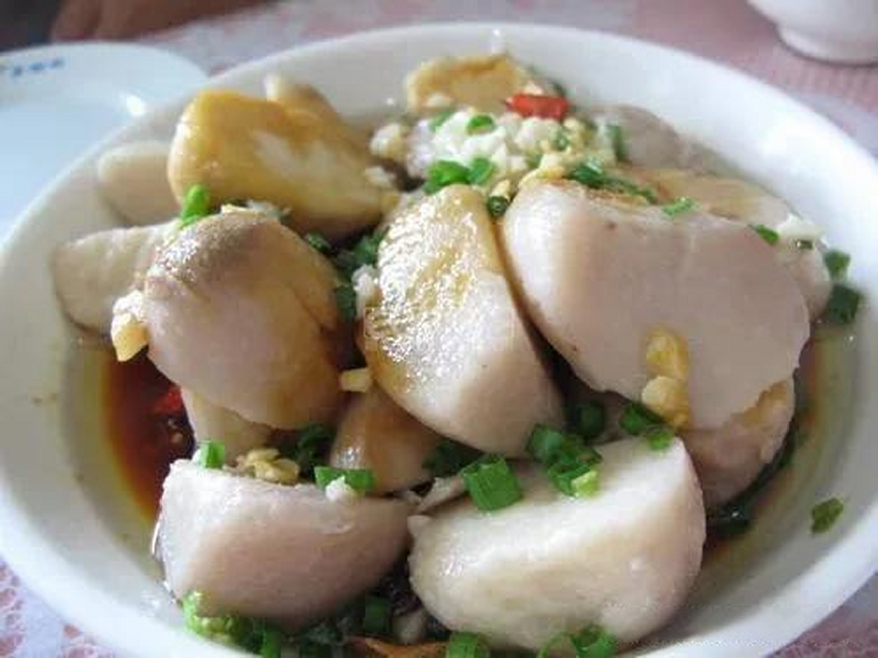 正宗奉化芋艿头是宁波传统名菜,形如球,外表棕黄,顶端粉红色,单个重