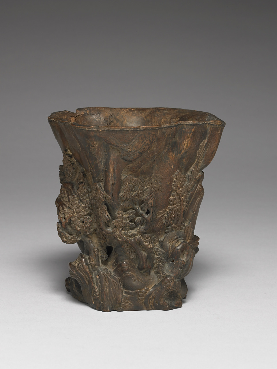 清沉香木雕山水笔筒,台北故宫博物院藏 高13.0公分,最大径13.