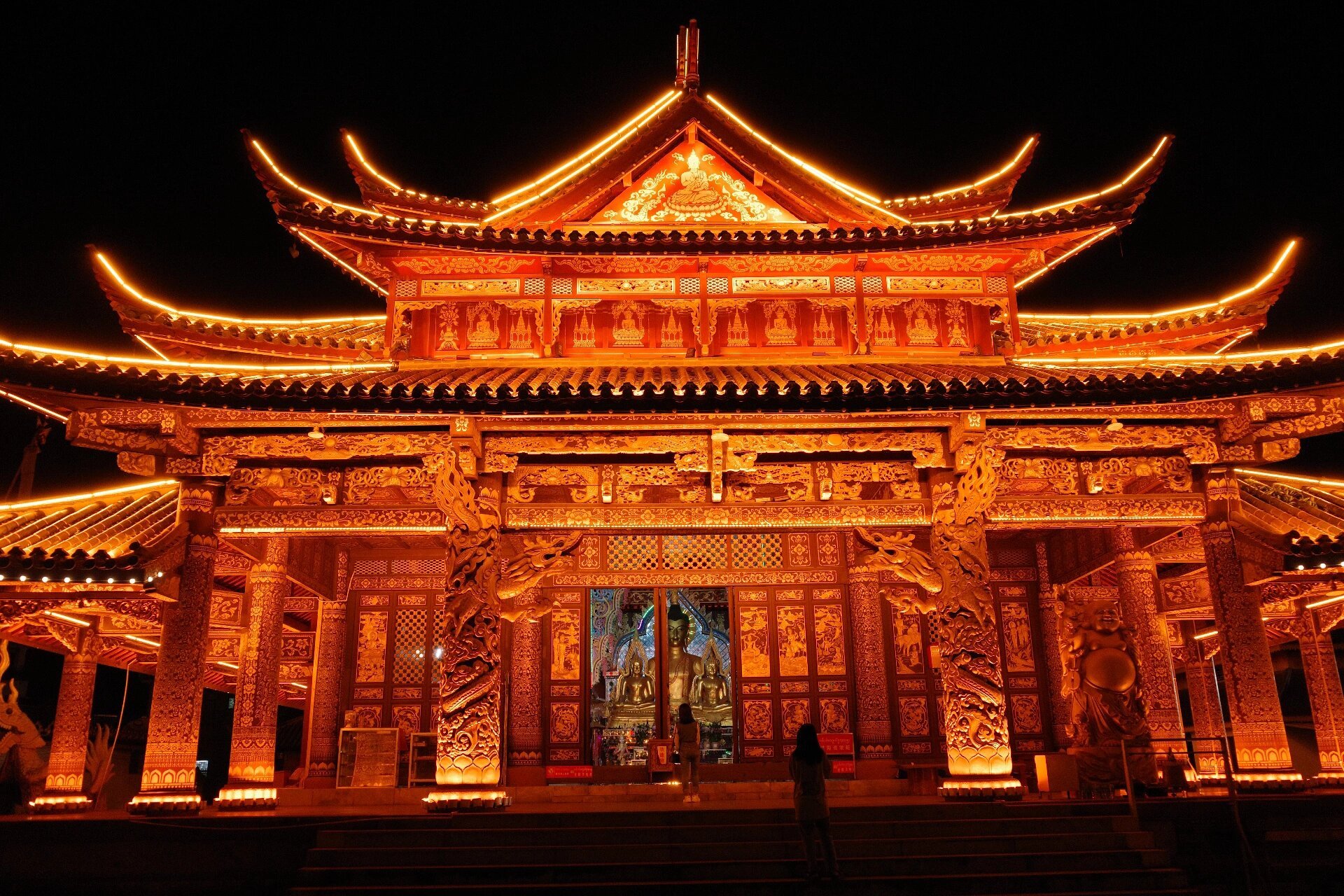 孟连佛塔群像 逛了孟连的总佛寺,中城佛寺,上城佛寺和大金塔