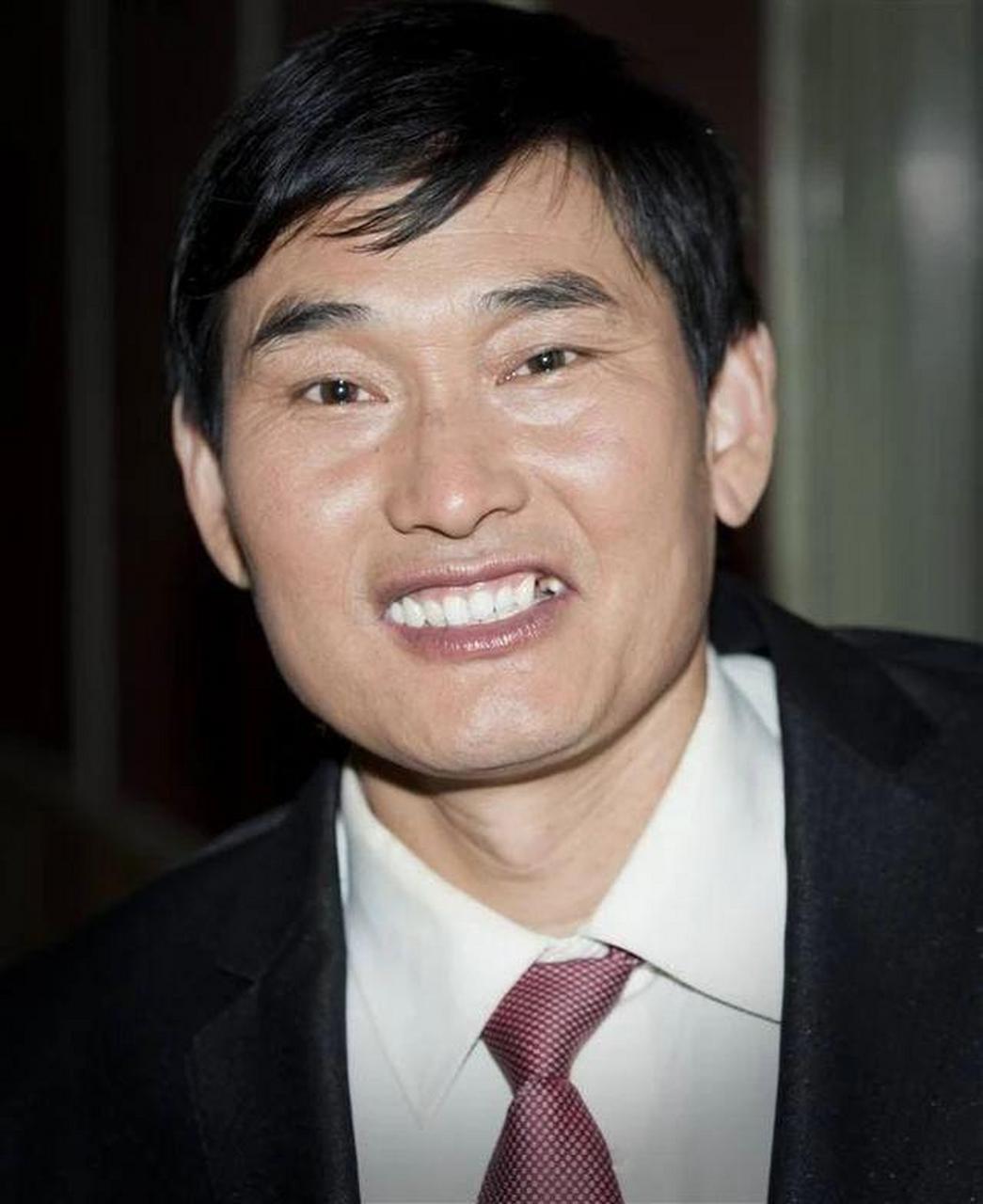 朱之文是一位来自山东单县的农民,凭借独特的音乐才华和持之以恒的