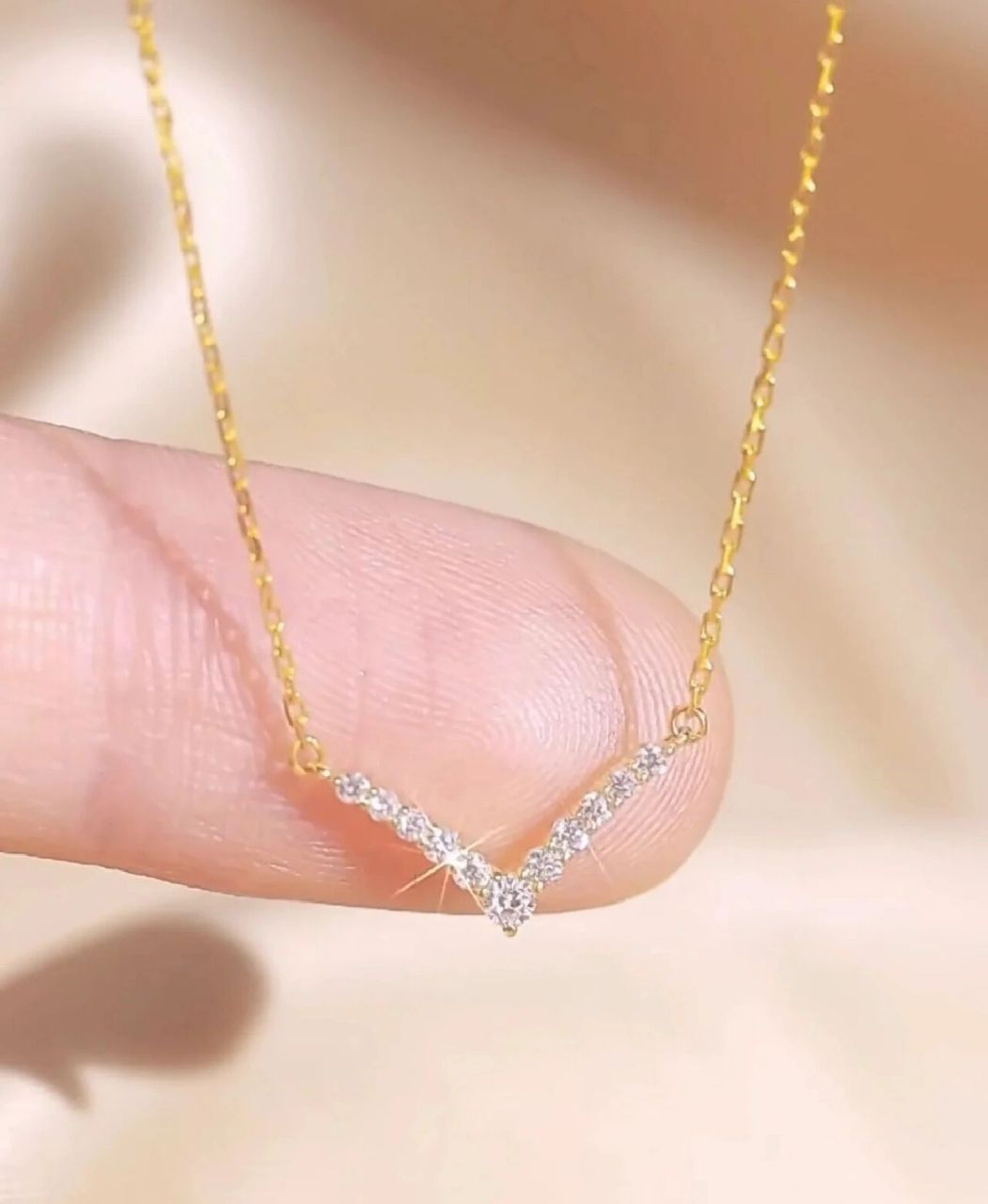 周大福17916系列微笑项链 周大福17916微笑光芒22k金与钻石默契协作勾