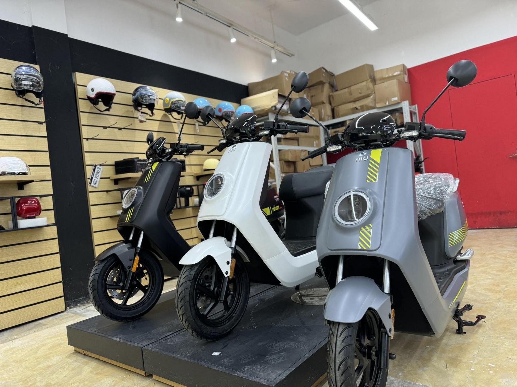 经典天使眼大灯 经典牛款,1200w高功率电机 72-23质保两年石墨烯电池