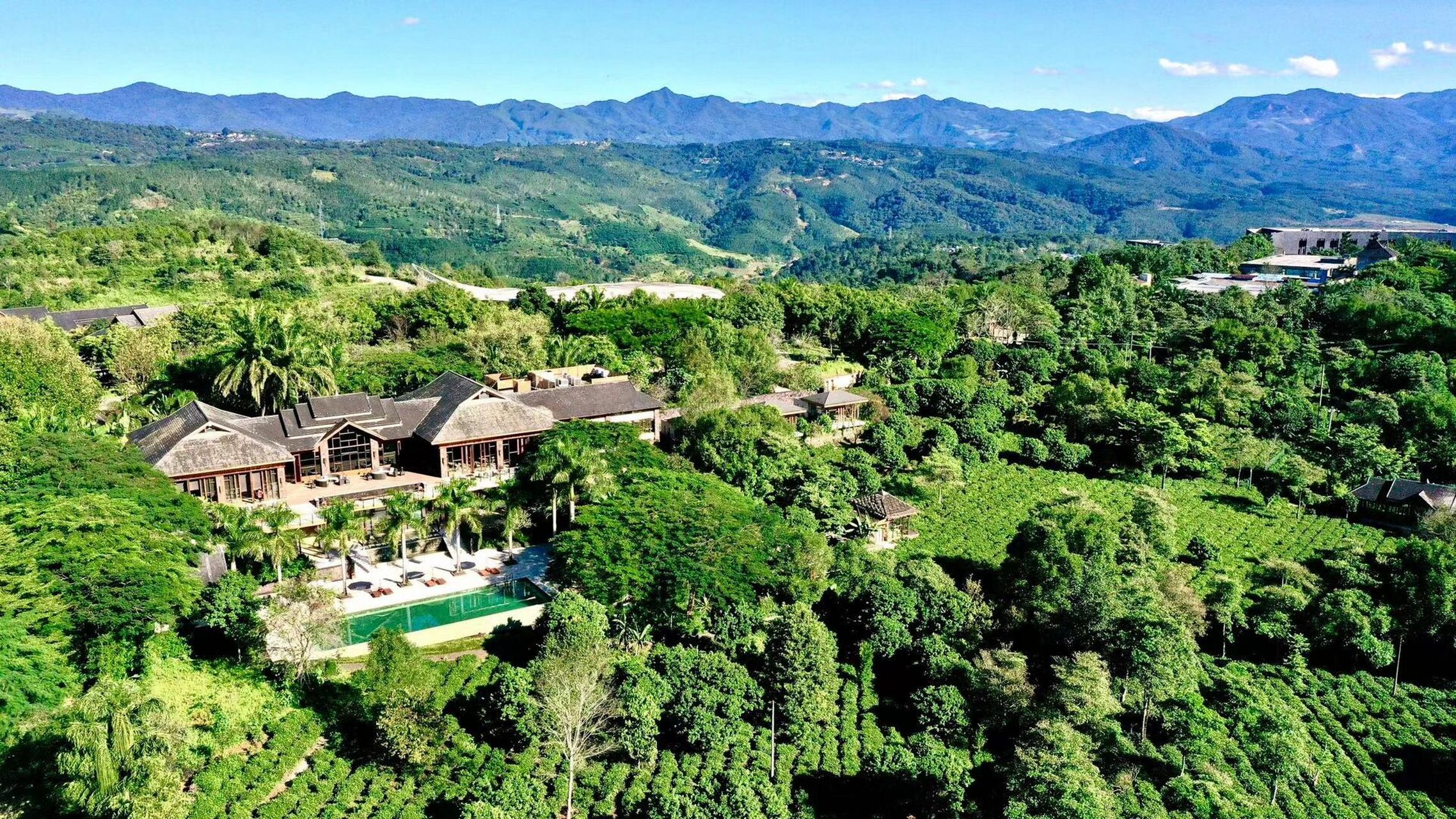 5小时左右到店,或昆明飞机飞澜沧景迈机场,乘车路程1.2小时左右到店.