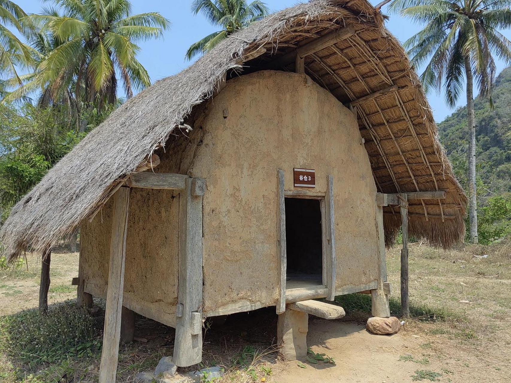 海南头条东方周末自驾东方白查村船型屋.从东方八所镇出发,大约1.