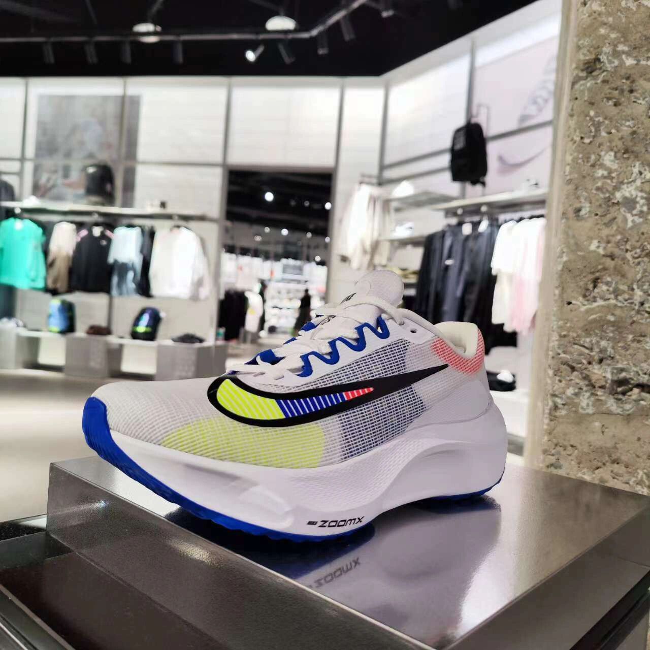 nike zoom fly 5 首发拆解! 全掌铲型碳板依旧加量 轻盈质感焕新升级