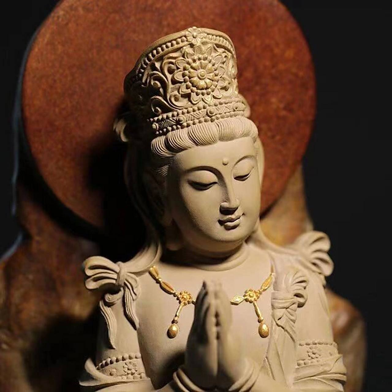 当菩萨双目低垂,双手合十~ 观音的形象从初入汉地时的男相,到南北朝