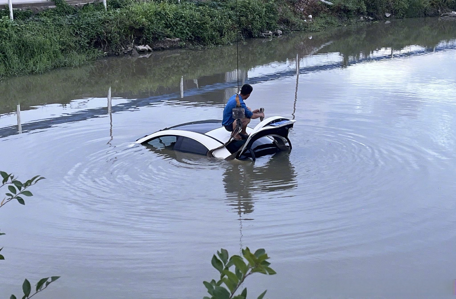 浙江乐清交警 接到报警称,乐清市虹桥镇钱家垟村附近路段一辆轿车坠河