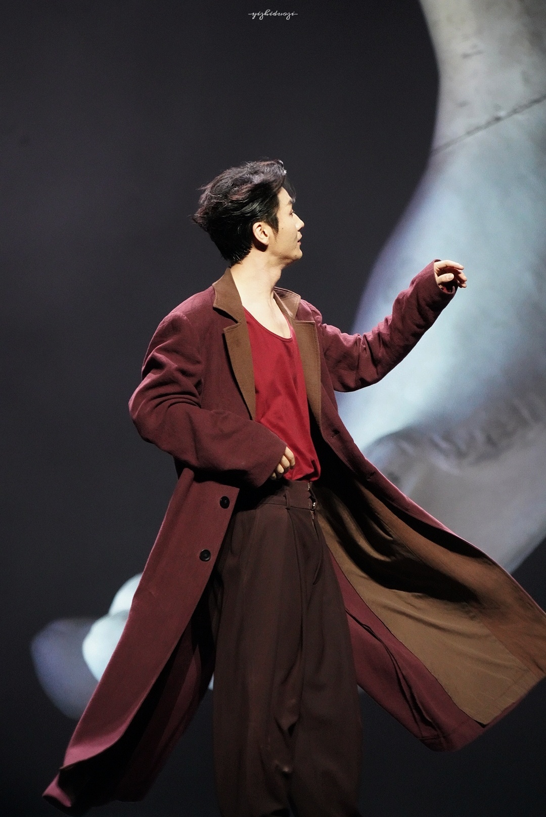 感恩车站里外的每一位来来往往 "那飞转的座椅是谁的重任?