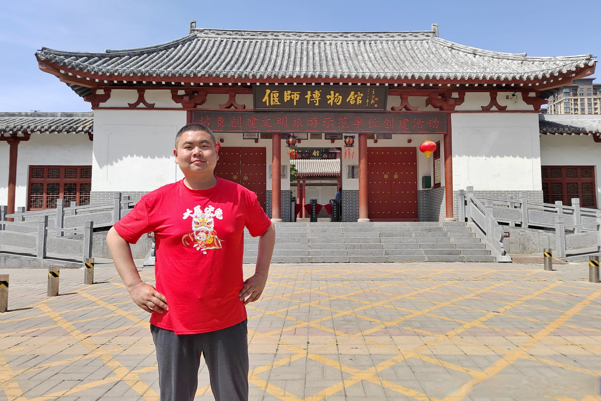 在河南省洛阳市偃师区西南侧,有一座偃师博物馆,紧邻偃师商城遗址.