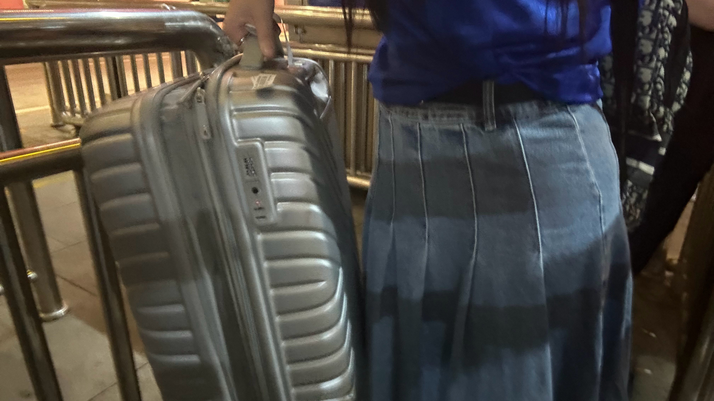 武汉同志真友好,我到机场去坐出租车,只有长楼梯,然后我旁边一男的说"