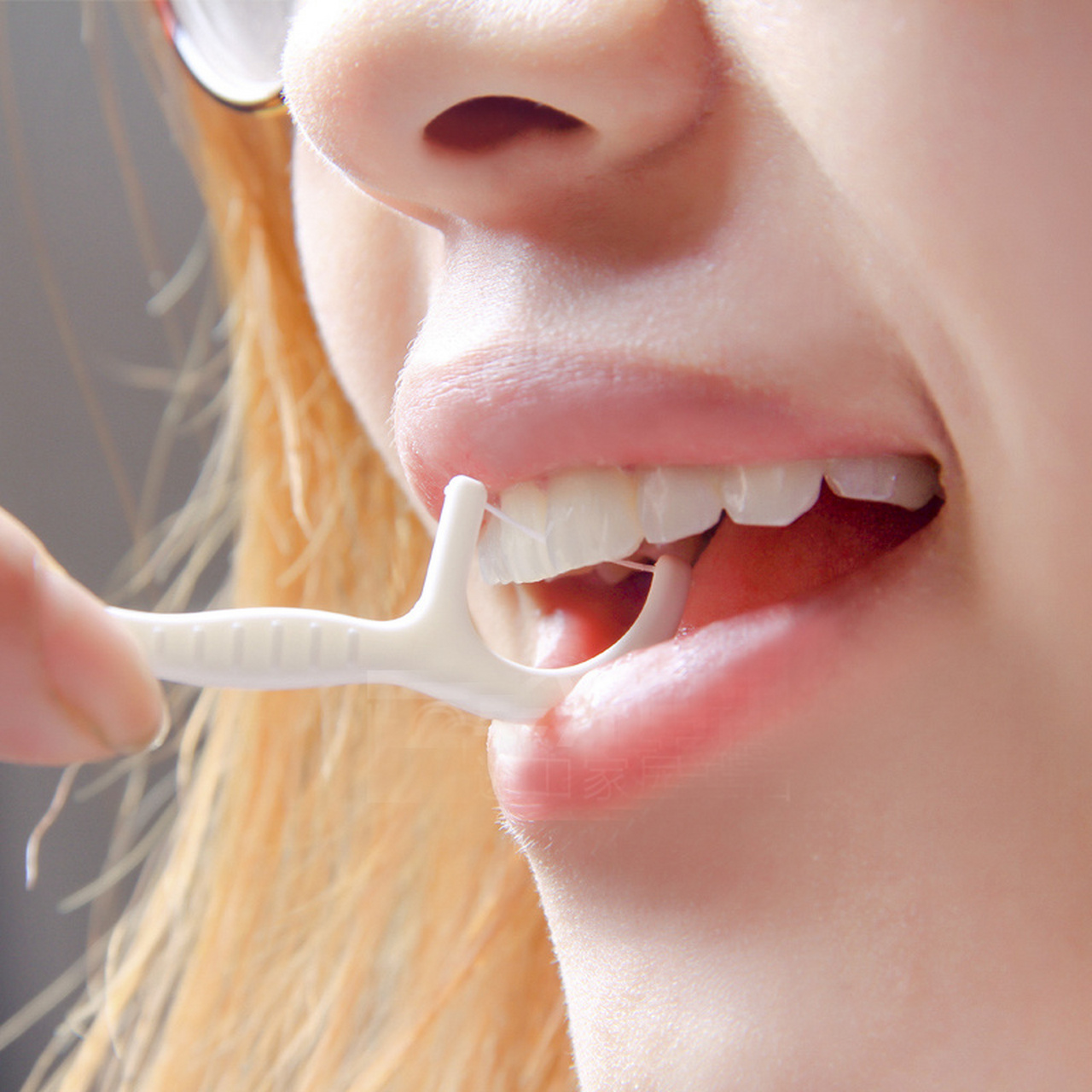 正确使用牙线棒清洁牙齿 牙线作为一种清洁牙齿的辅助工具,能够有效地