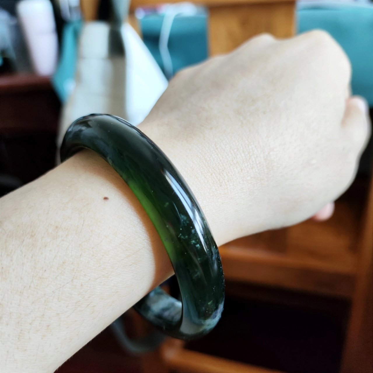 501起光了~ #岫玉手镯# #岫玉501# 又养了几周,渐渐有光感了.