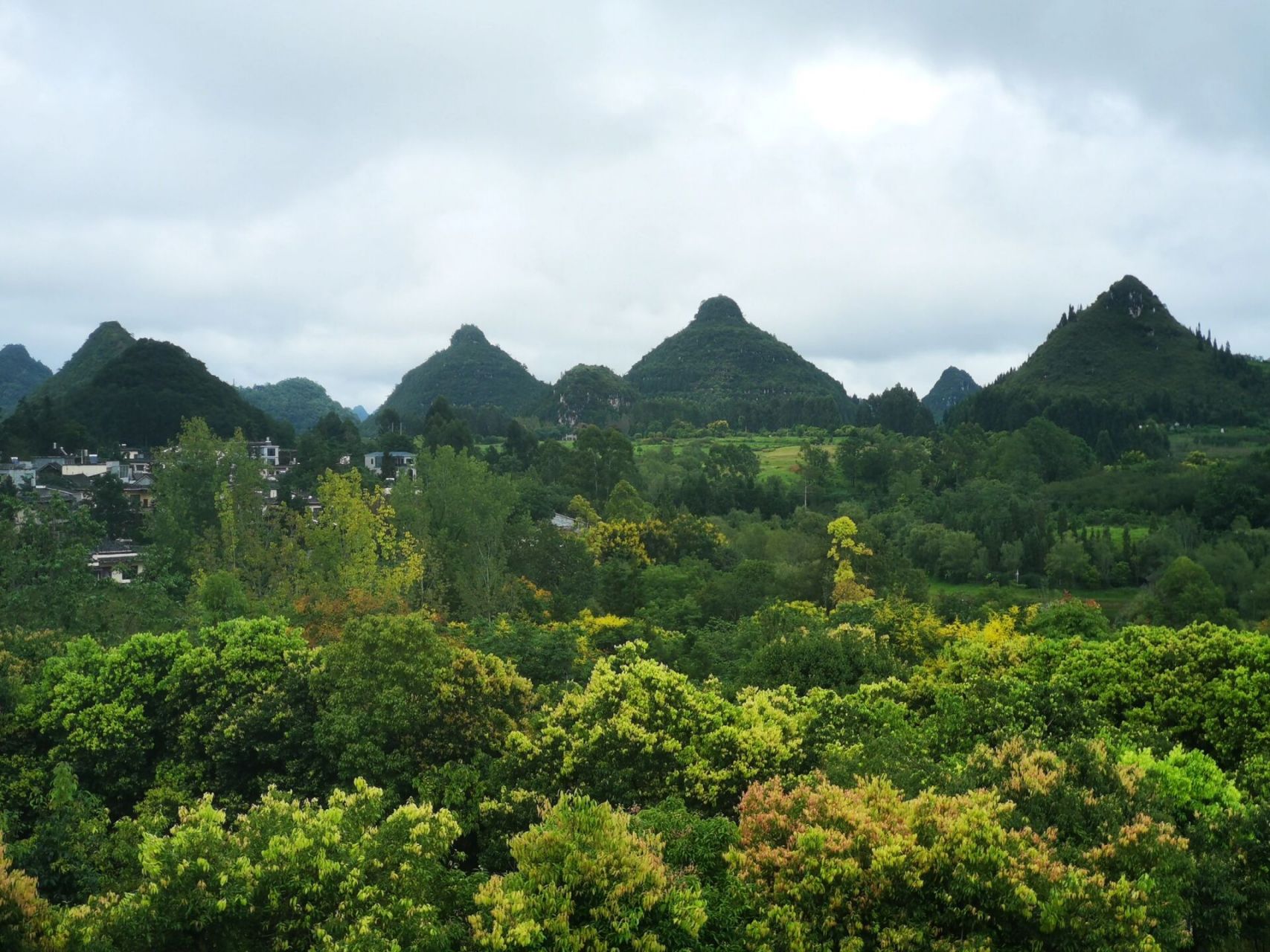 大地之母~贵州双乳峰 双乳峰是布依族神山,山脚下有祭拜台,布依族求子