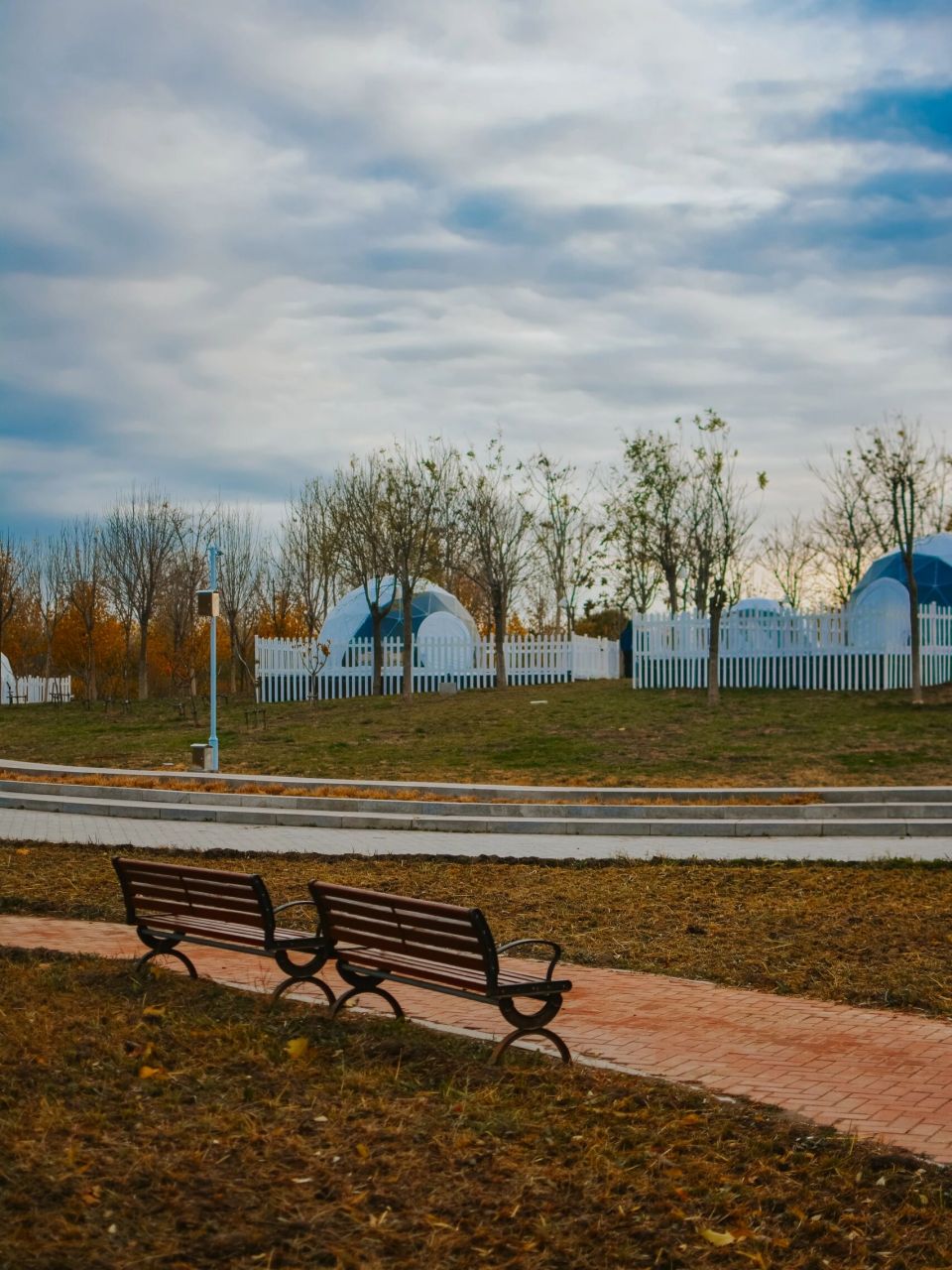 新立郊野公园 相比于西青北辰 距离上要更加的友好 公园内面积很大 很