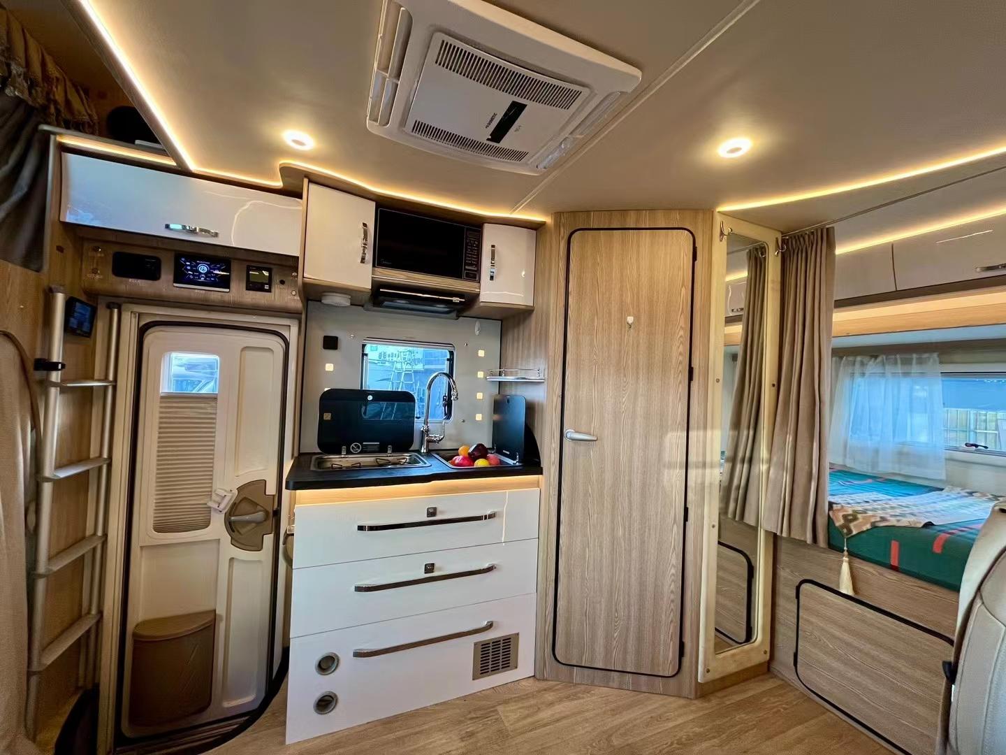 新到20年5月上牌铂驰双拓展房车,依维柯8at底盘,3