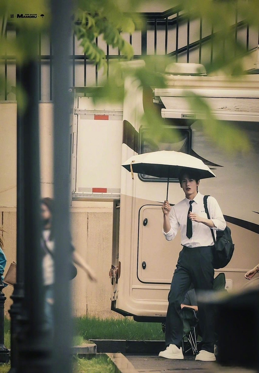 张凌赫录制萌探,是白衬衫西装裤的张学长,好有校园文男主的感觉