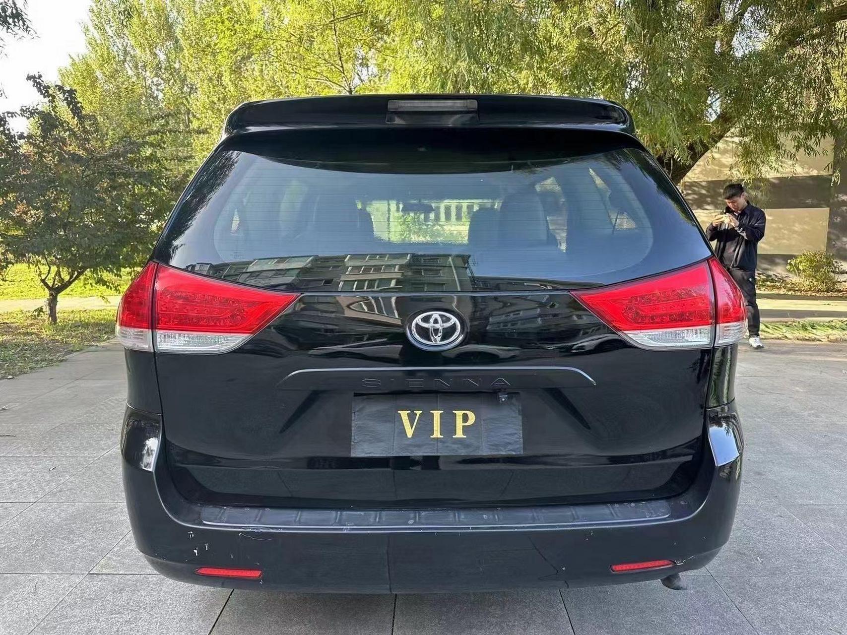 12年丰田塞纳 自动2.