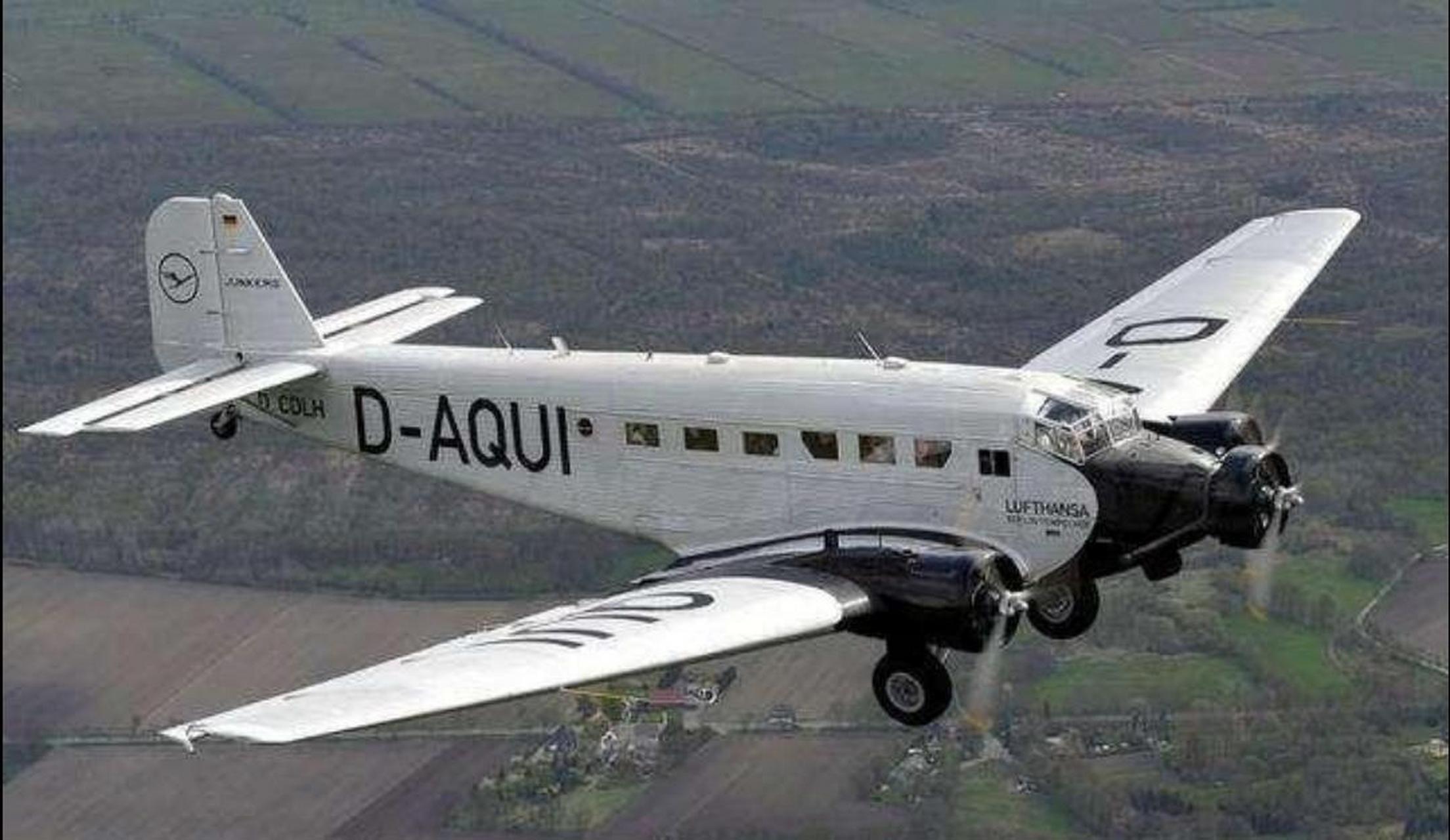 历史那些事1942年10月,一架德军容克52运输机入侵苏联领空后,径直降落