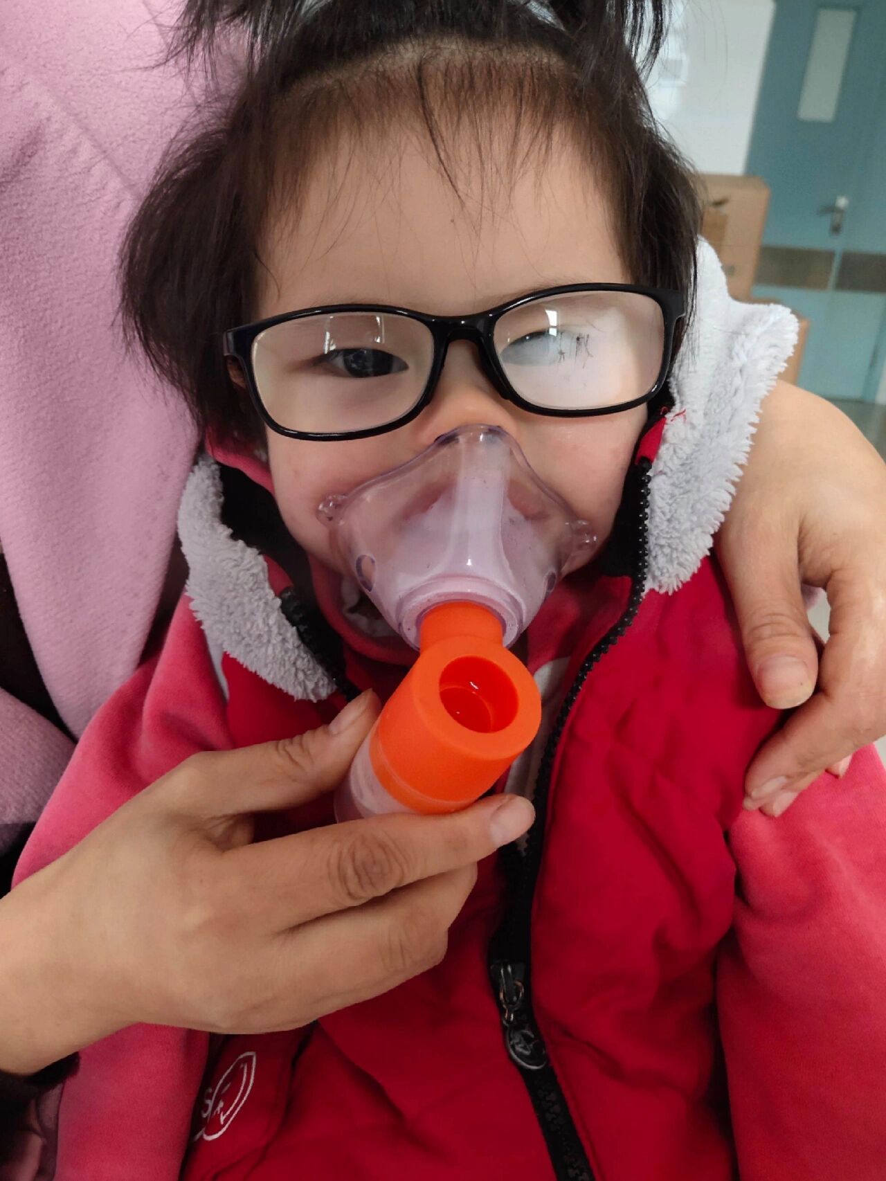 我宝宝经常咳嗽,有时还伴有喘息,我们当地医院医生建议给宝宝做雾化