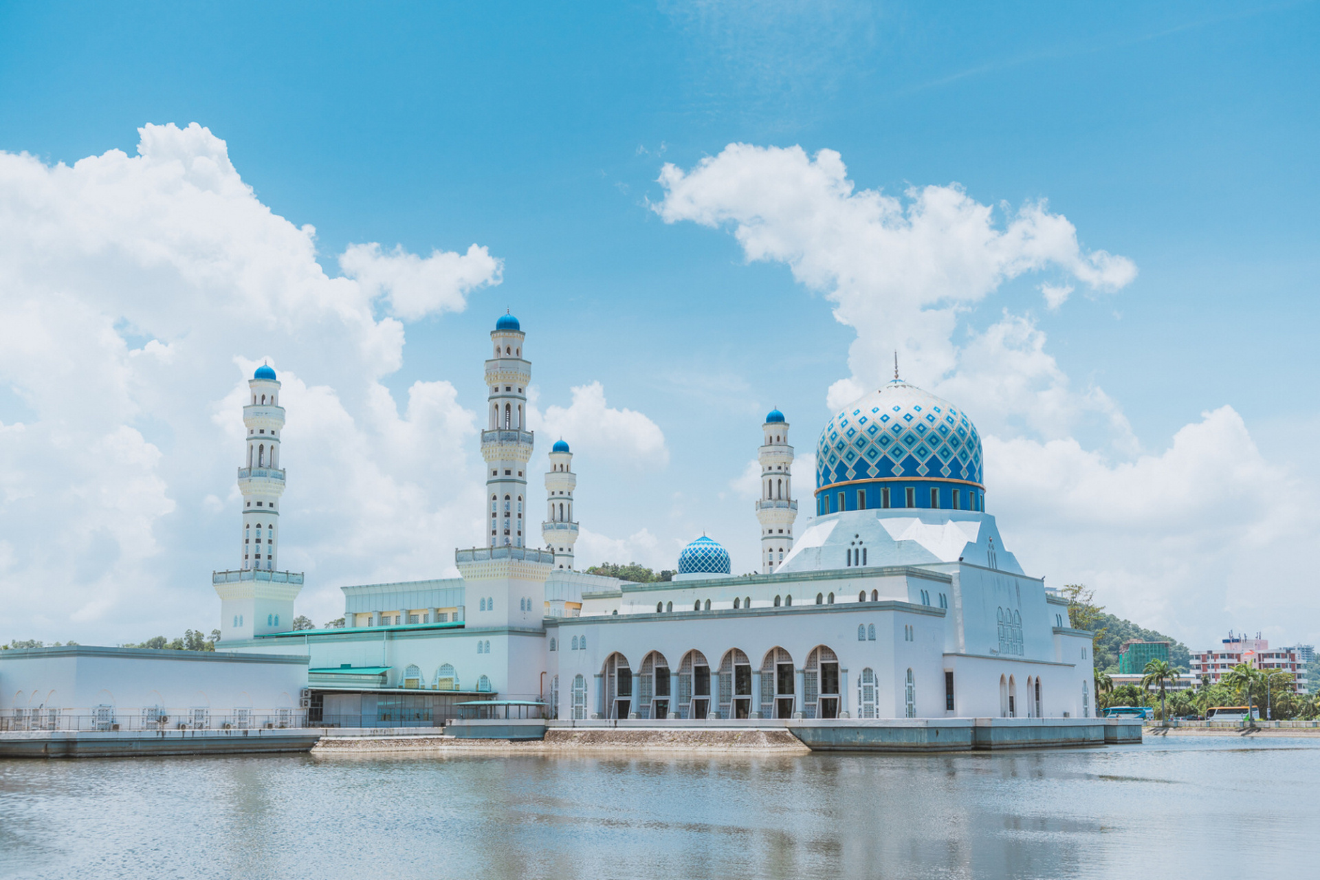 必打卡的梦幻水上清真寺 沙巴的水上清真寺可以说是最热门的亚庇网红