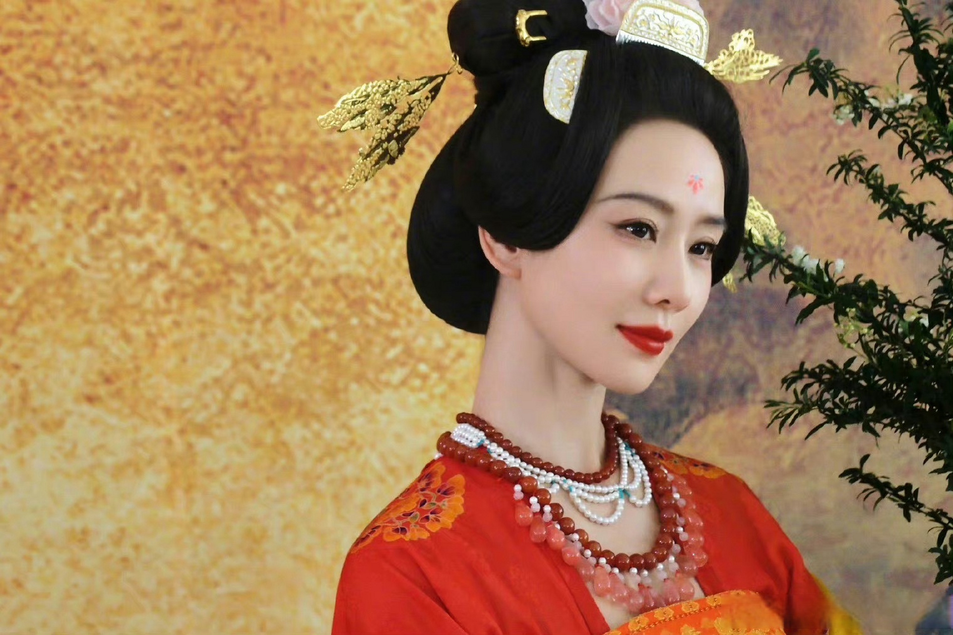 刘诗诗春晚服装灵感来自敦煌#刘诗诗 身着唐代襦裙,其中款式参考了