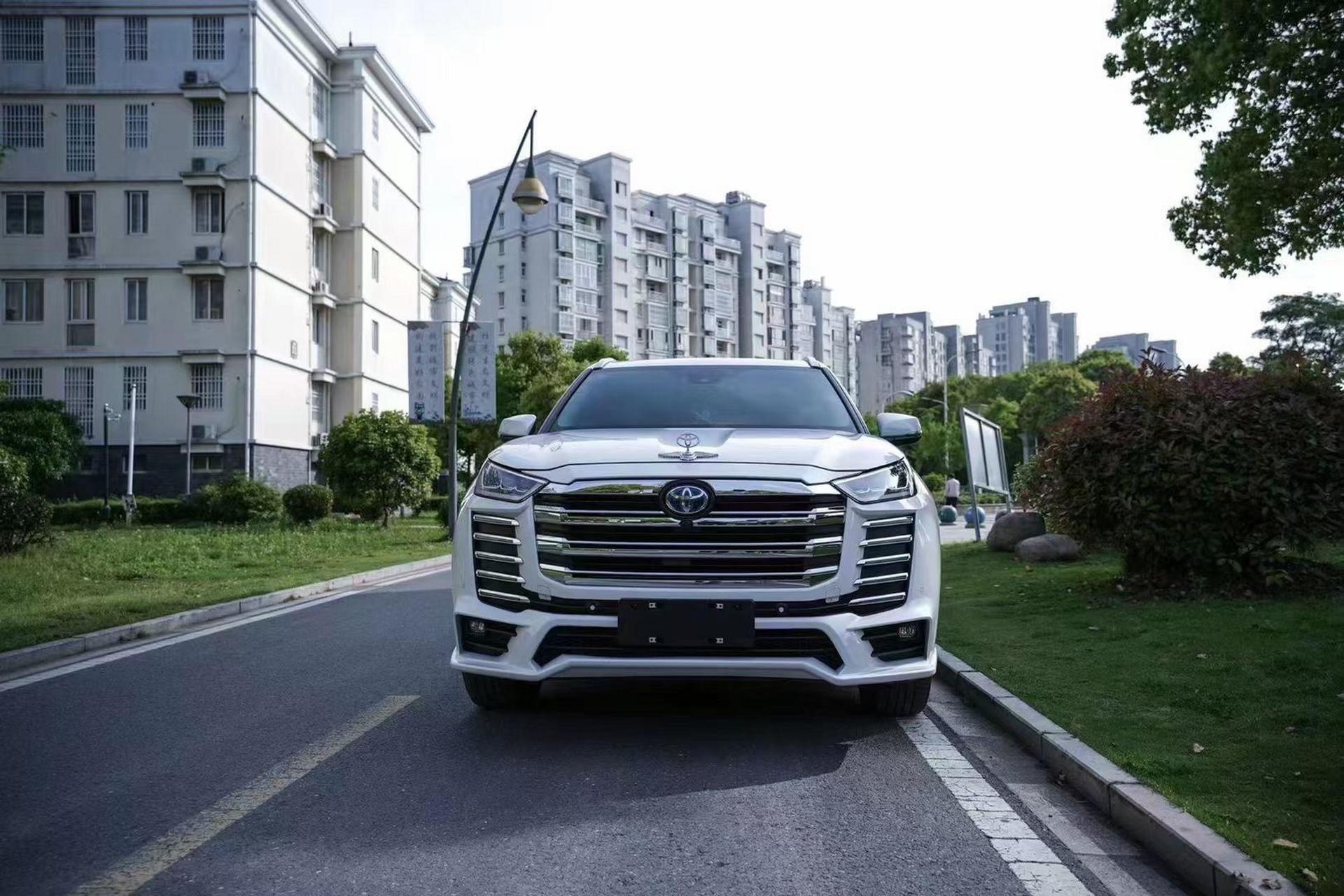 新款汉兰达升级兰德酷路泽lc300前后杠包围,前面神似形似,后面是自己