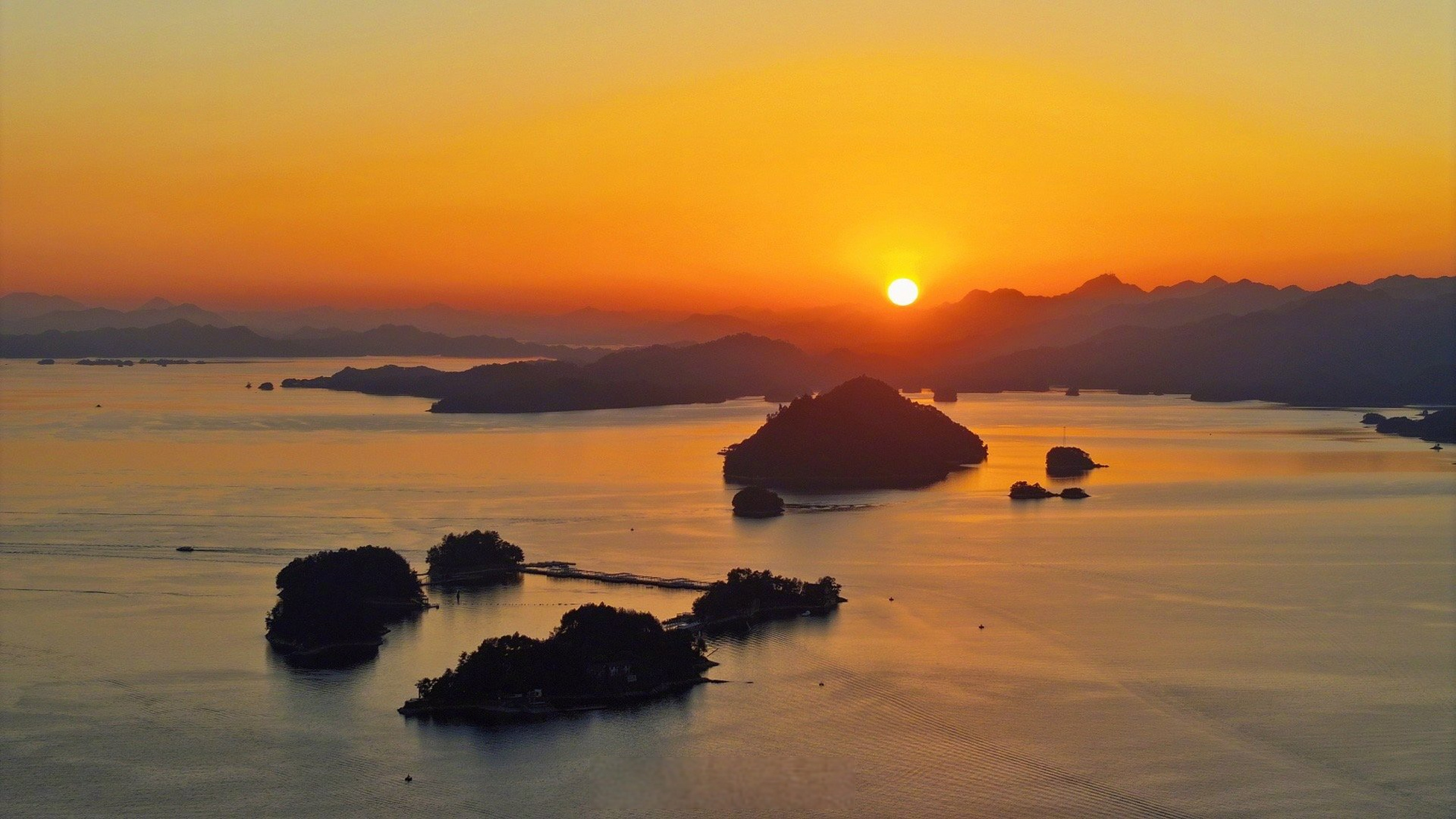 千岛湖夕阳如画 湖泊宁静 小岛如珍珠点缀 日落太美 遇见了变幻的云