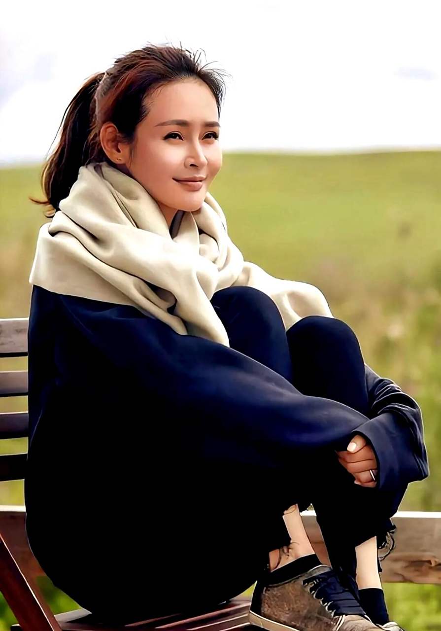 她毕业于中央戏剧学院,是一位来自北京人民艺术剧院的内地女演员.