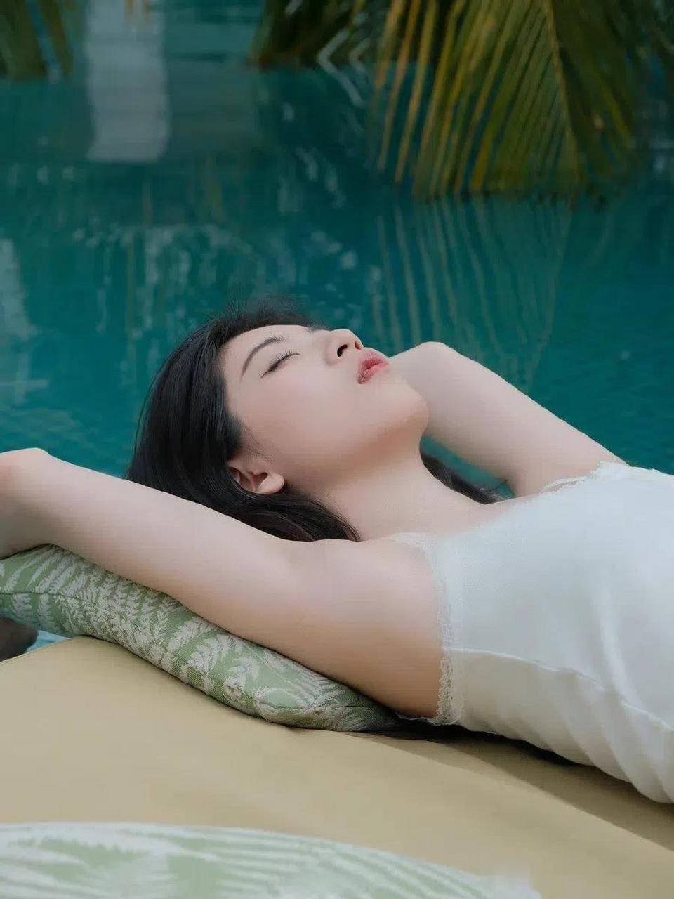 在隐秘的环境中,我拍下了一组比基尼写真