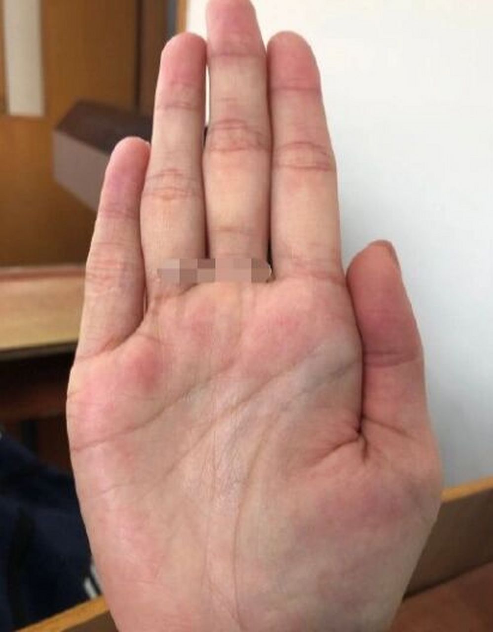 缘主手中掌纹成川字型的手纹,川字掌的人往往精力是是非的旺盛,且在工