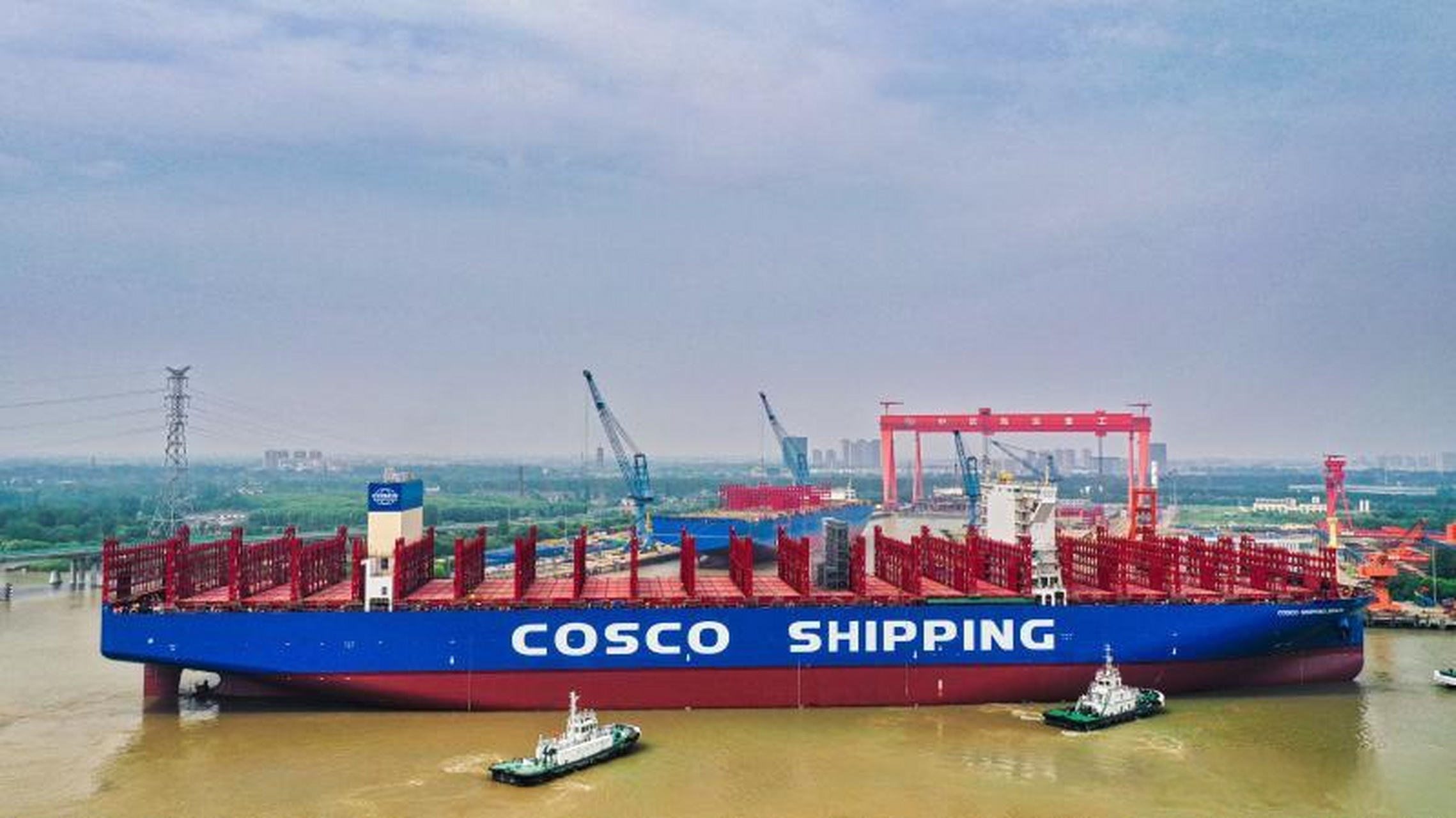 【扬州中远海运重工首制14000teu集装箱船出坞】6月13日下午,扬州中远