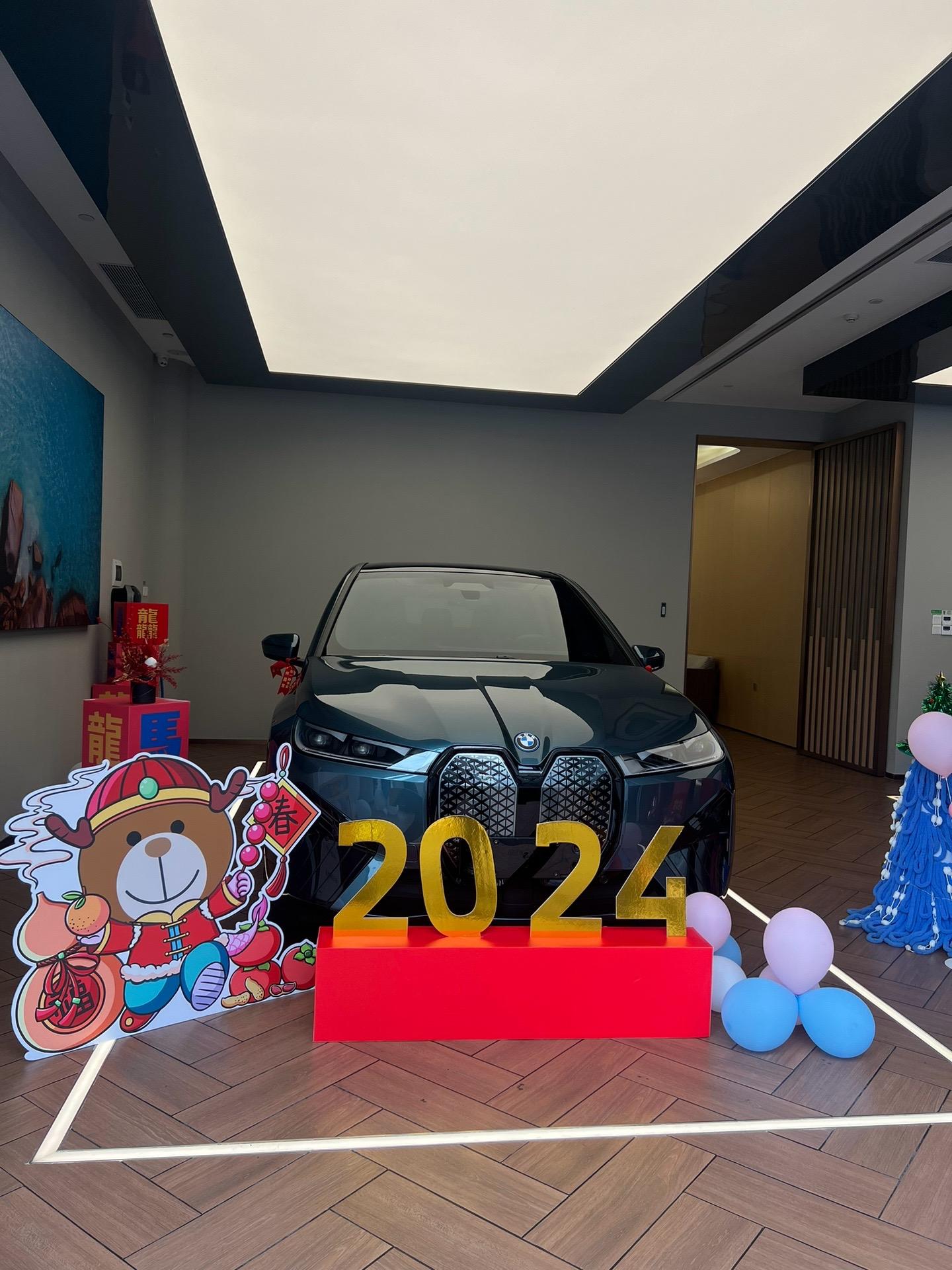 恭喜你成为尊贵的宝马车主 愿浩瀚的蓝天白云承载您的