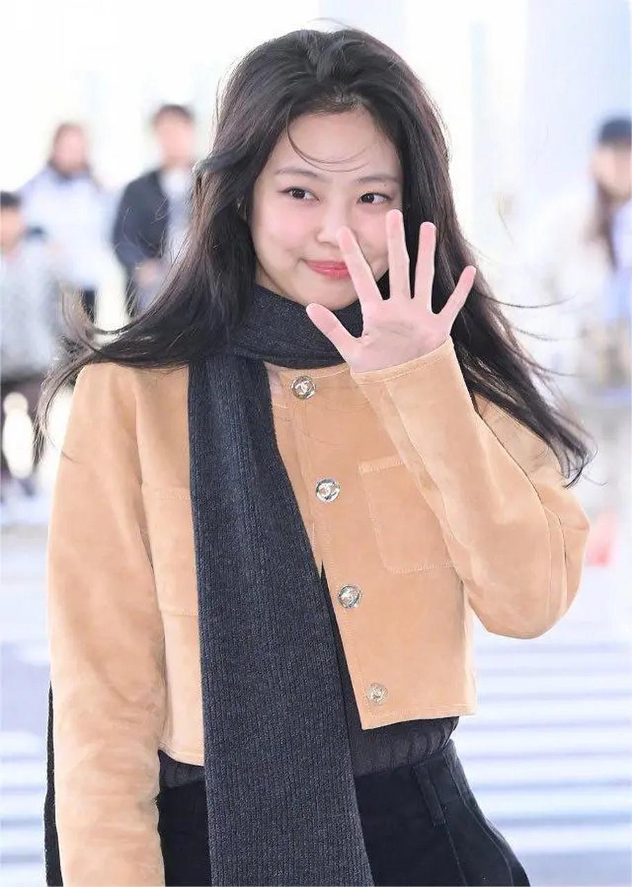 jennie这个乱糟糟的头发,有点幻视晚晚了