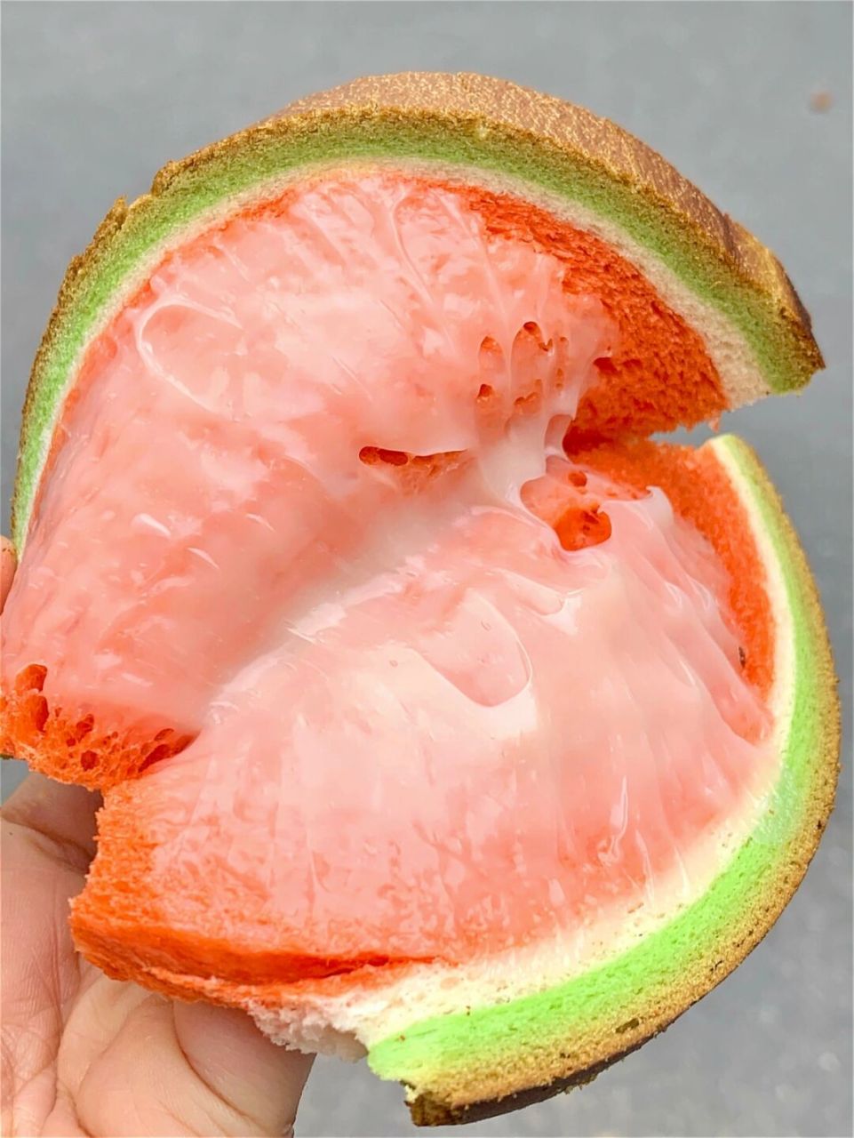 一口咬下去会爆浆 吃起来奶香奶香的还有淡淡的西瓜味 口感微甜不腻松