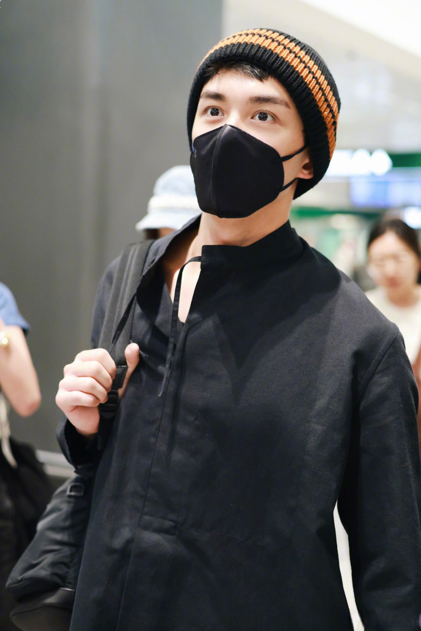 吴磊米兰机场到达路透# 捕捉今日米兰机场黑色深v衬衫帅哥一枚!