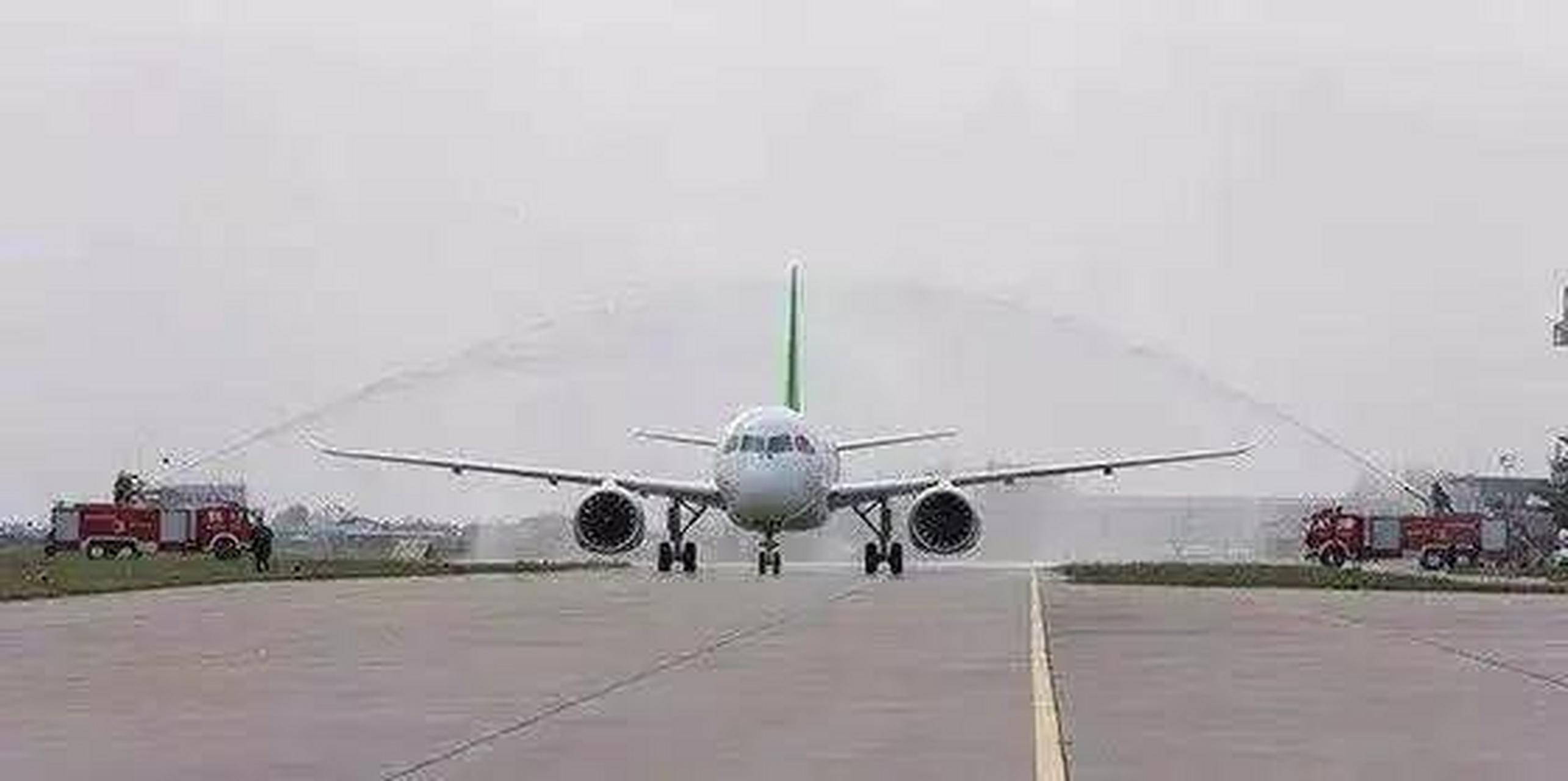 c919首次商飞圆满成功,坦然接受最高礼遇"水门礼".
