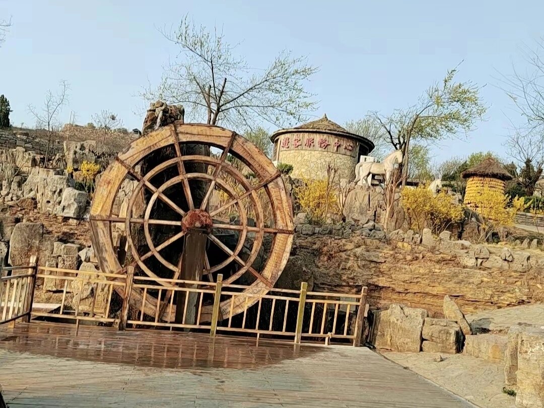 翼云石头部落旅游度假区位于枣庄市山亭区兴隆庄村,国