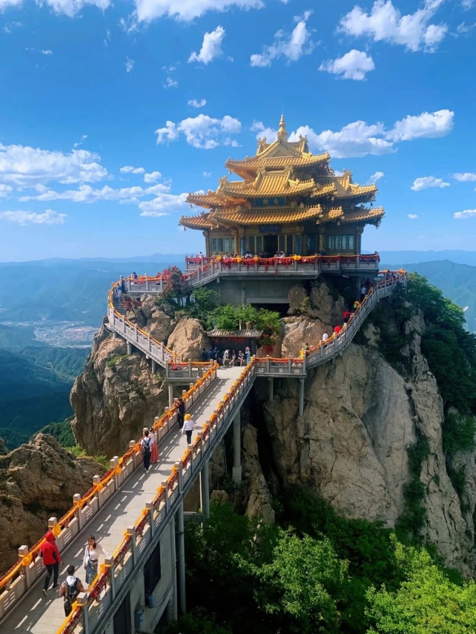 不得不提的就是武当山,被道教尊为天真武上帝的修炼圣地,以"四大名山
