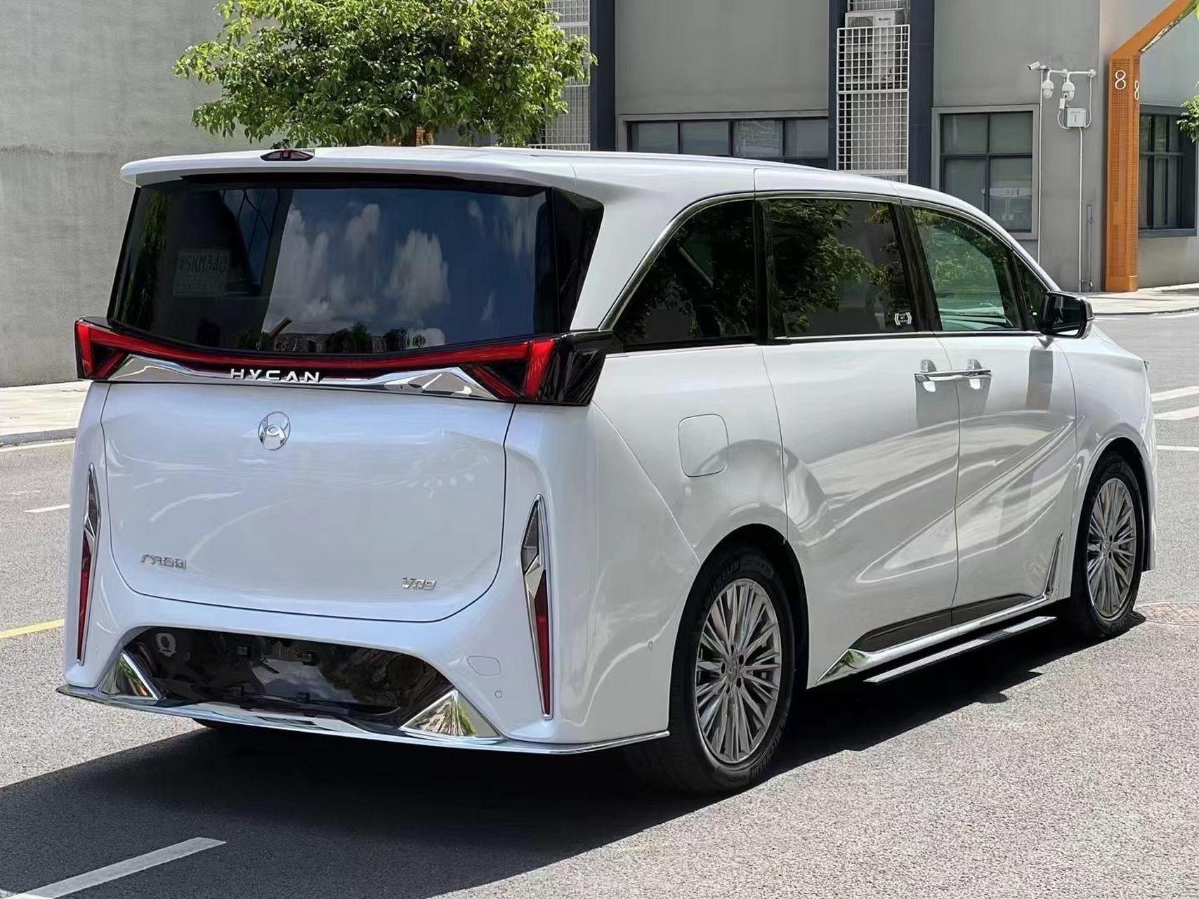 合创v09 尊荣版 纯电动七座商务mpv续航620公里,新车指导价34.