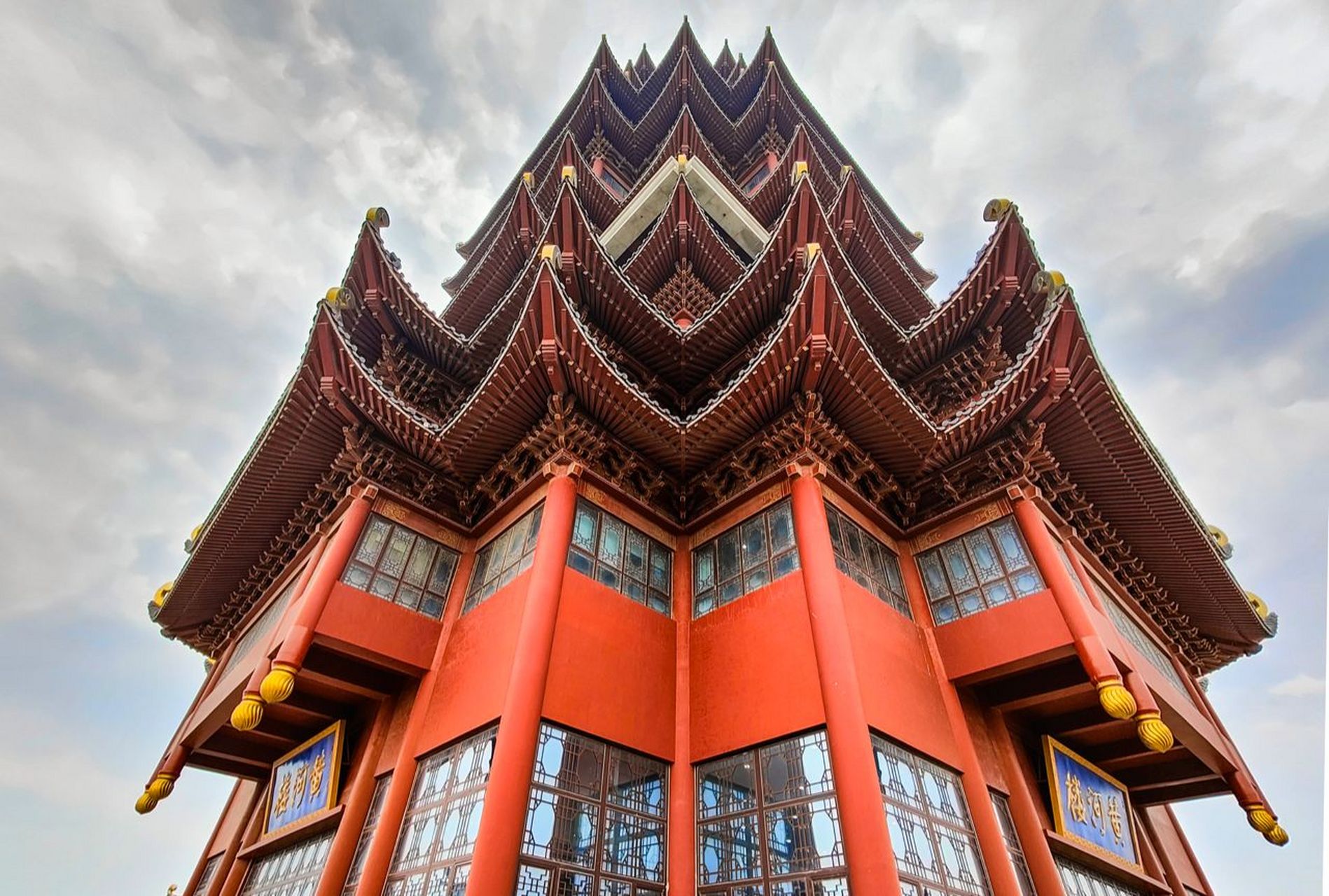 黄河下游第一楼,滨州黄河楼 秋日黄河穿城而过,黄河楼屹立在黄河畔,俯