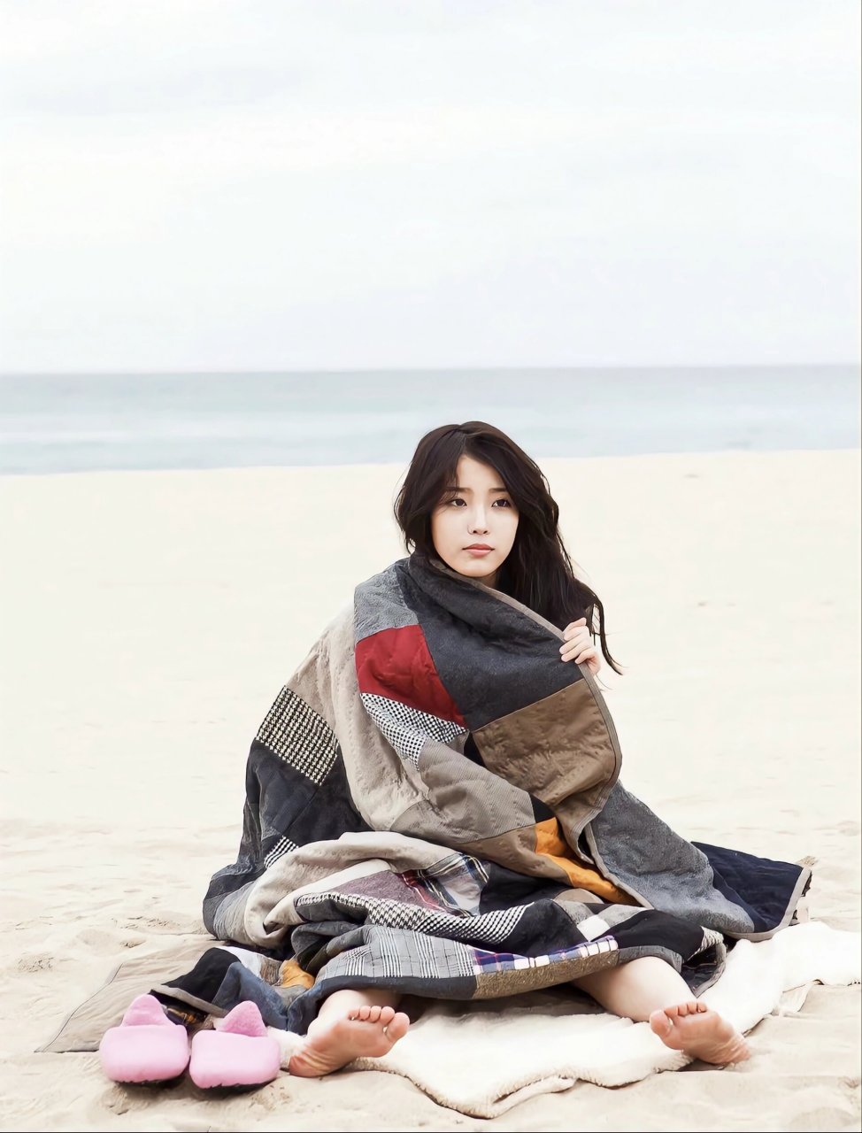 iu可爱的小脚丫海边写真