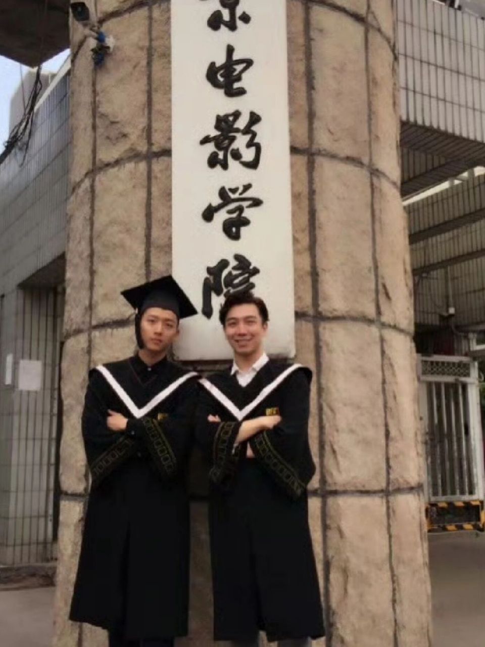 张晚意北影毕业照,满脸正气,班里好多明星 #秋天第1张照片# #毕业典礼