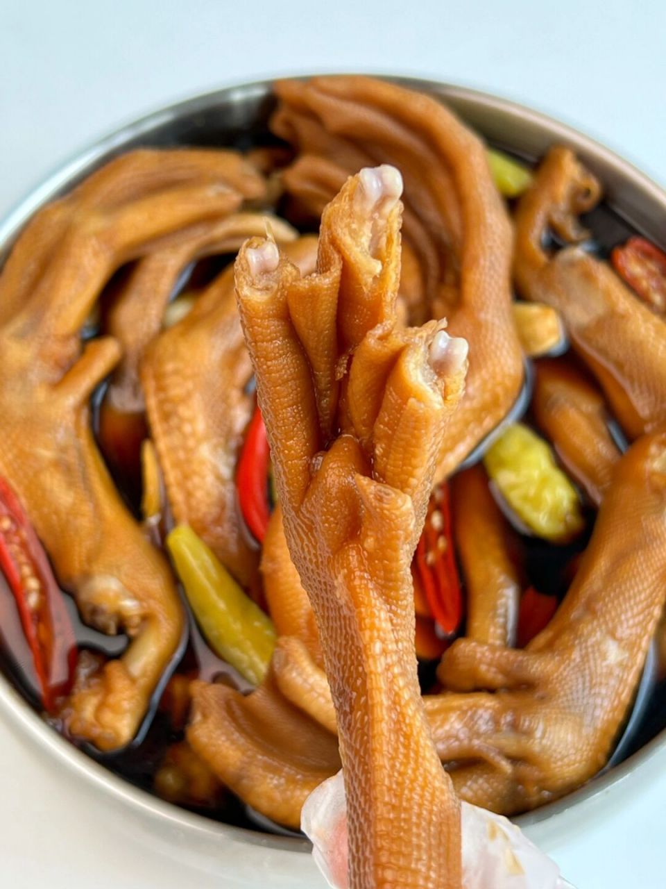 这个泡椒鸭爪真的太好次了!酸辣开胃,越吃越过瘾!