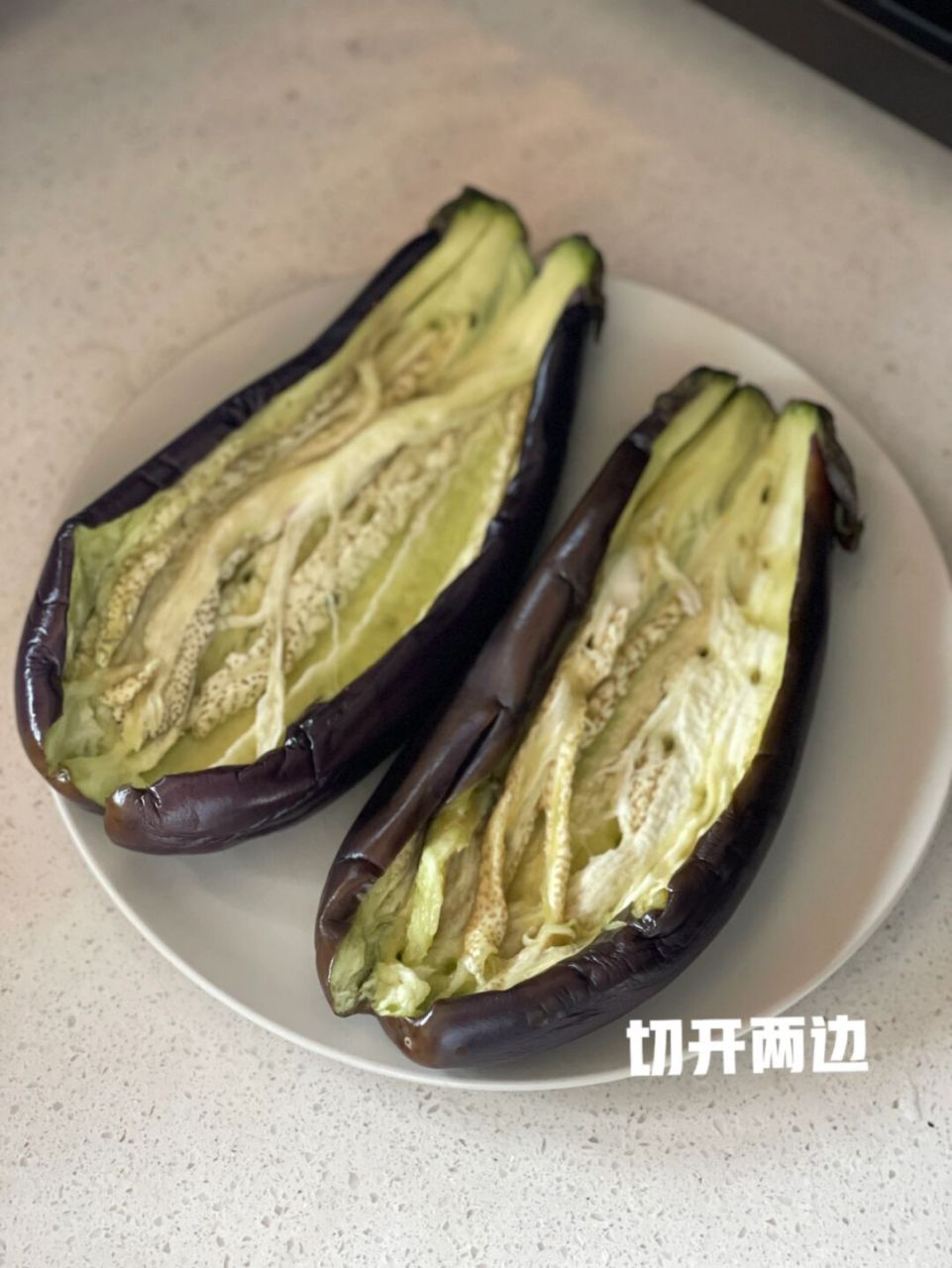 微波炉烤茄子,跟外面烤的一模一样 教程都在图里啦! 超简单!