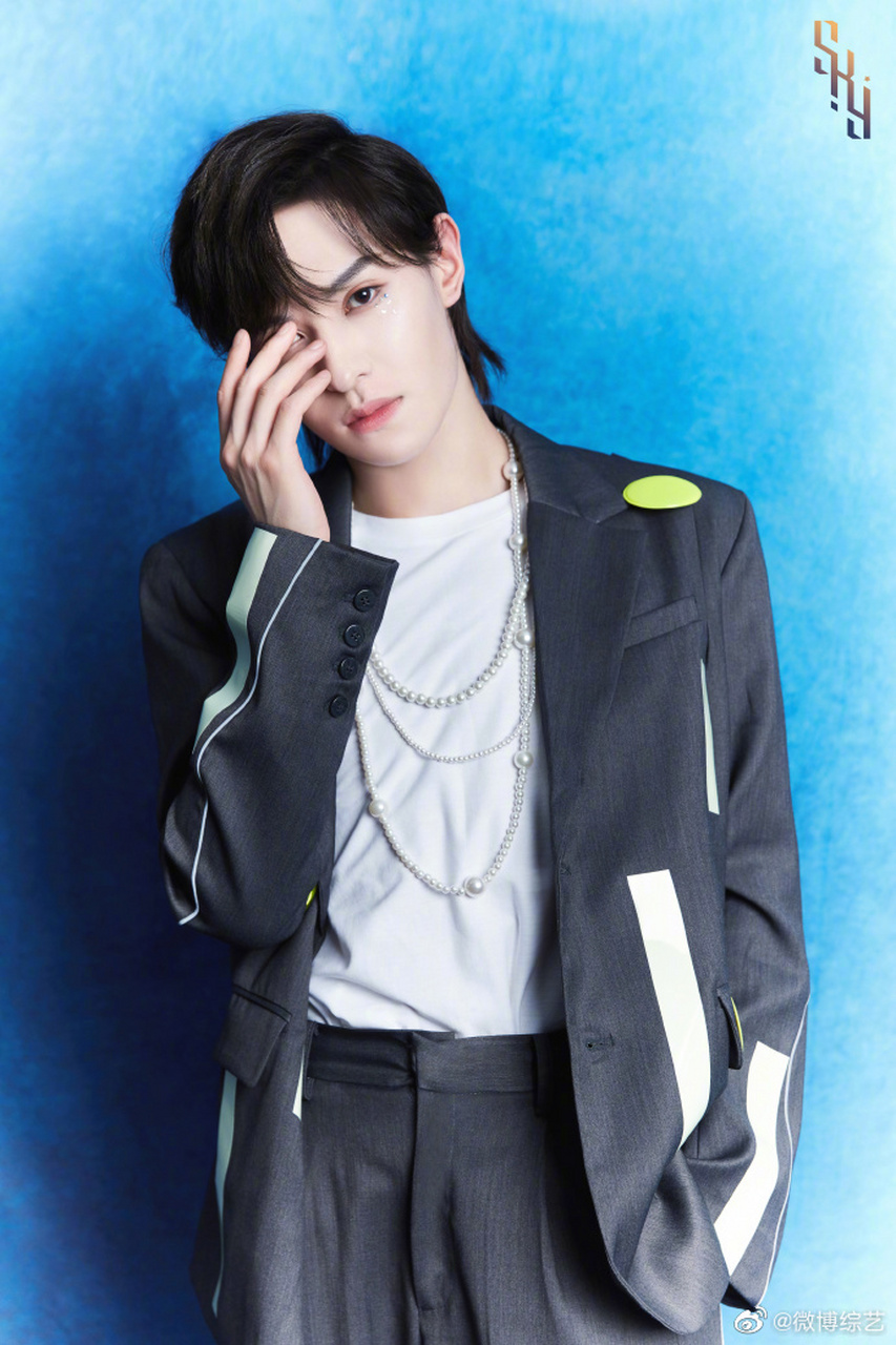 酷漾家族的sky天空少年亮相本期#金曲青春#,马卡龙色系西装炫目吸睛