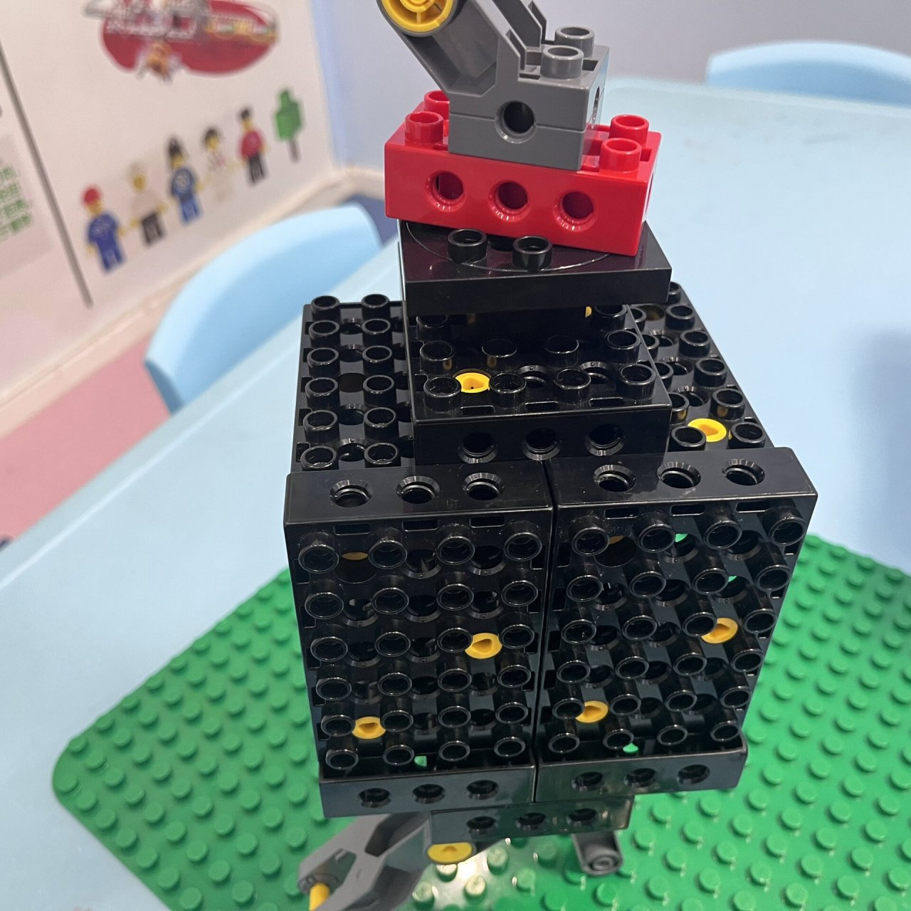 4 乐高《灯笼》 课程主题:《灯笼》 老师:小洋老师 96课程目标: ①