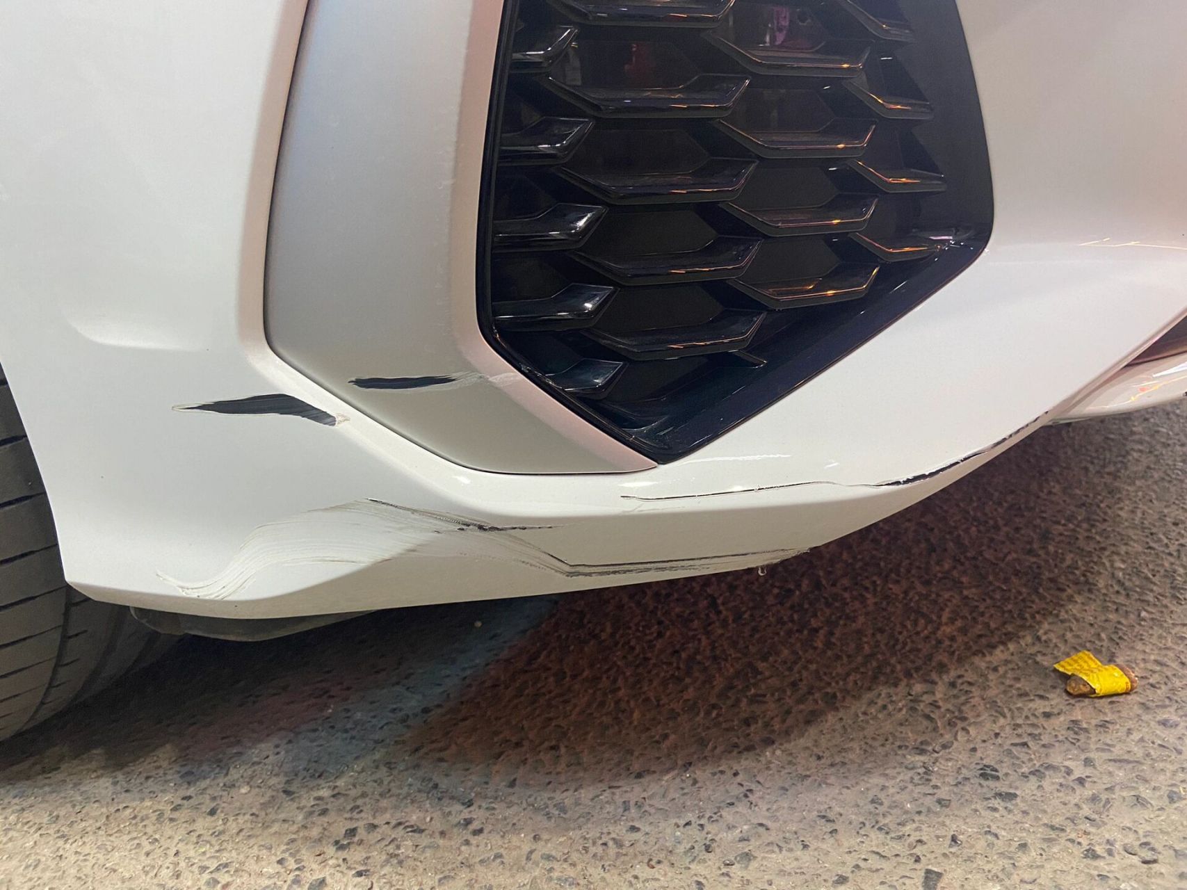 开在人多复杂的路段有个中年男的载着一个小朋友放学回家电瓶车蹭到