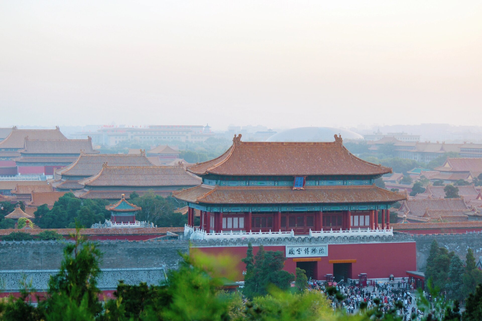 登高望远,站在"紫禁之巅"俯瞰雄伟壮丽的故宫,很有历史的厚重感!